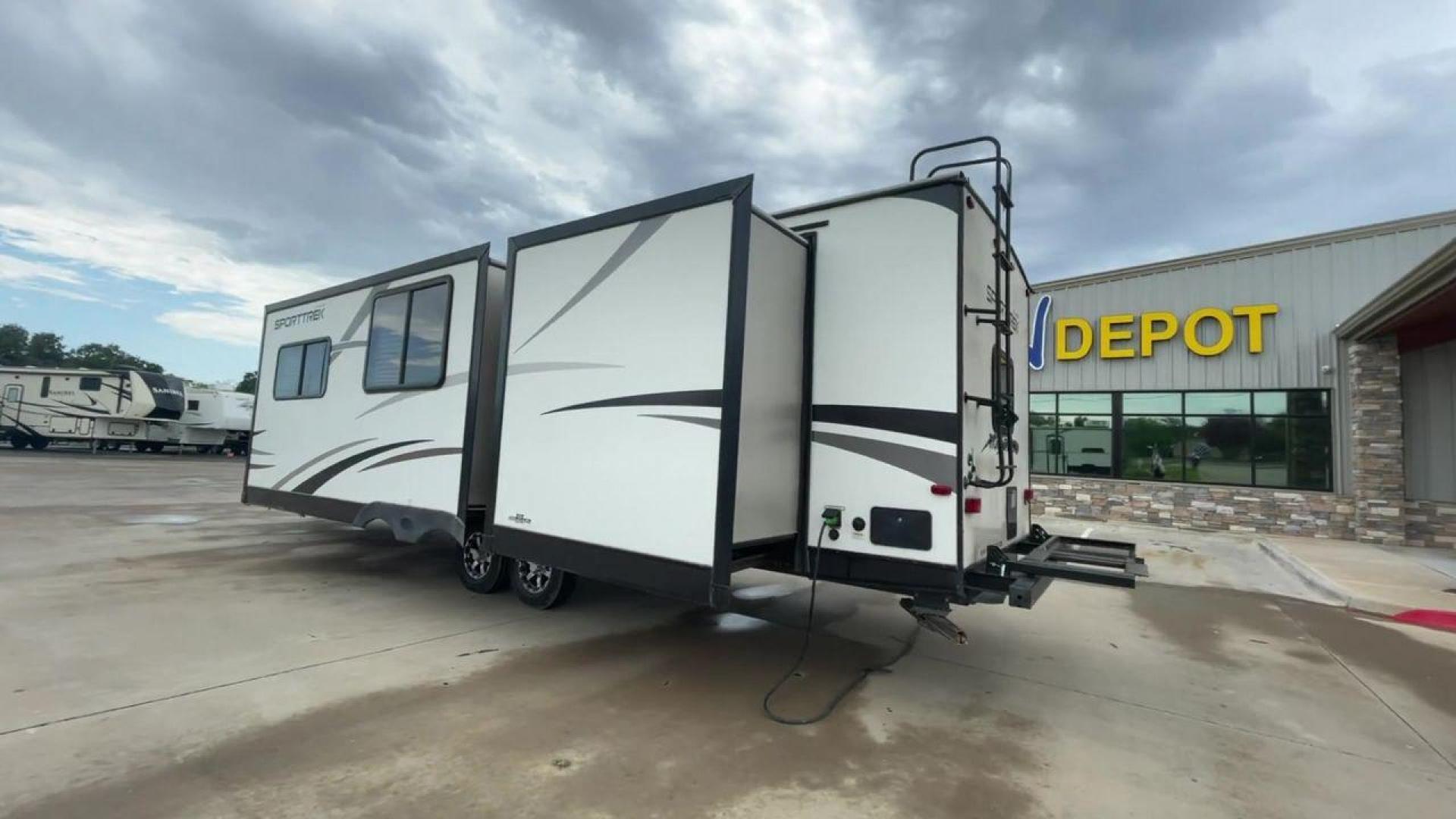 2015 WHITE KZ VENTURE RV SPORTTREK (4EZT13128F5) , Length: 35.6 ft | Dry Weight: 7,110 lbs | Gross Weight: 8,300 lbs | Slides: 2 transmission, located at 4319 N Main Street, Cleburne, TX, 76033, (817) 221-0660, 32.435829, -97.384178 - With the 2015 KZ Venture RV SportTrek Travel Trailer, set out on your next adventure. With the modern traveler in mind, this travel trailer offers the ideal balance of comfort, style, and functionality. This unit measures 35.5 ft in length, 8 ft in width, and 10.92 ft in height. It has a dry weig - Photo#7