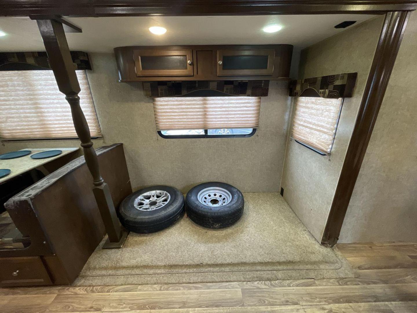 2015 WHITE KZ VENTURE RV SPORTTREK (4EZT13128F5) , Length: 35.6 ft | Dry Weight: 7,110 lbs | Gross Weight: 8,300 lbs | Slides: 2 transmission, located at 4319 N Main Street, Cleburne, TX, 76033, (817) 221-0660, 32.435829, -97.384178 - With the 2015 KZ Venture RV SportTrek Travel Trailer, set out on your next adventure. With the modern traveler in mind, this travel trailer offers the ideal balance of comfort, style, and functionality. This unit measures 35.5 ft in length, 8 ft in width, and 10.92 ft in height. It has a dry weig - Photo#12