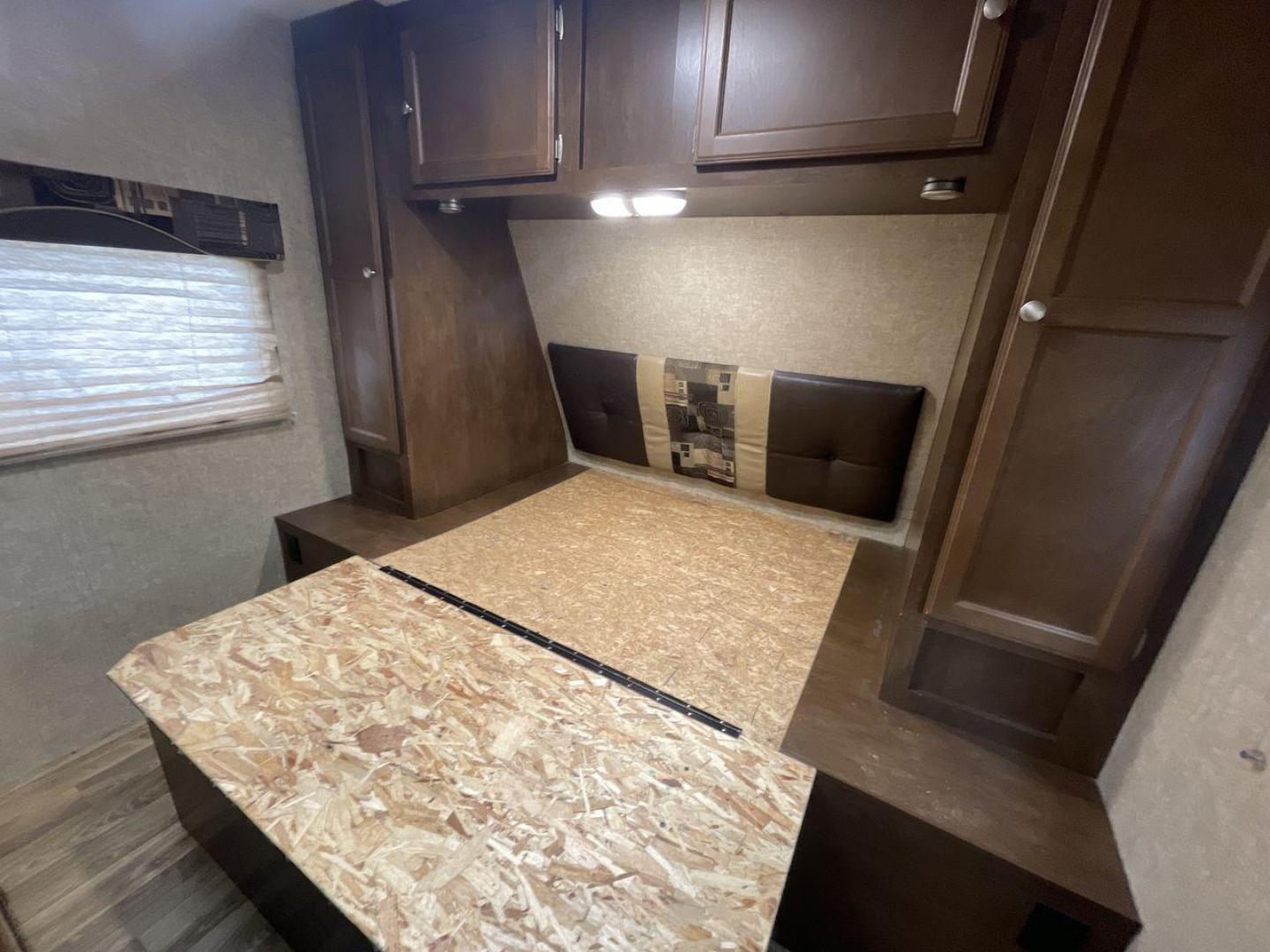 2015 WHITE KZ VENTURE RV SPORTTREK (4EZT13128F5) , Length: 35.6 ft | Dry Weight: 7,110 lbs | Gross Weight: 8,300 lbs | Slides: 2 transmission, located at 4319 N Main Street, Cleburne, TX, 76033, (817) 221-0660, 32.435829, -97.384178 - With the 2015 KZ Venture RV SportTrek Travel Trailer, set out on your next adventure. With the modern traveler in mind, this travel trailer offers the ideal balance of comfort, style, and functionality. This unit measures 35.5 ft in length, 8 ft in width, and 10.92 ft in height. It has a dry weig - Photo#18