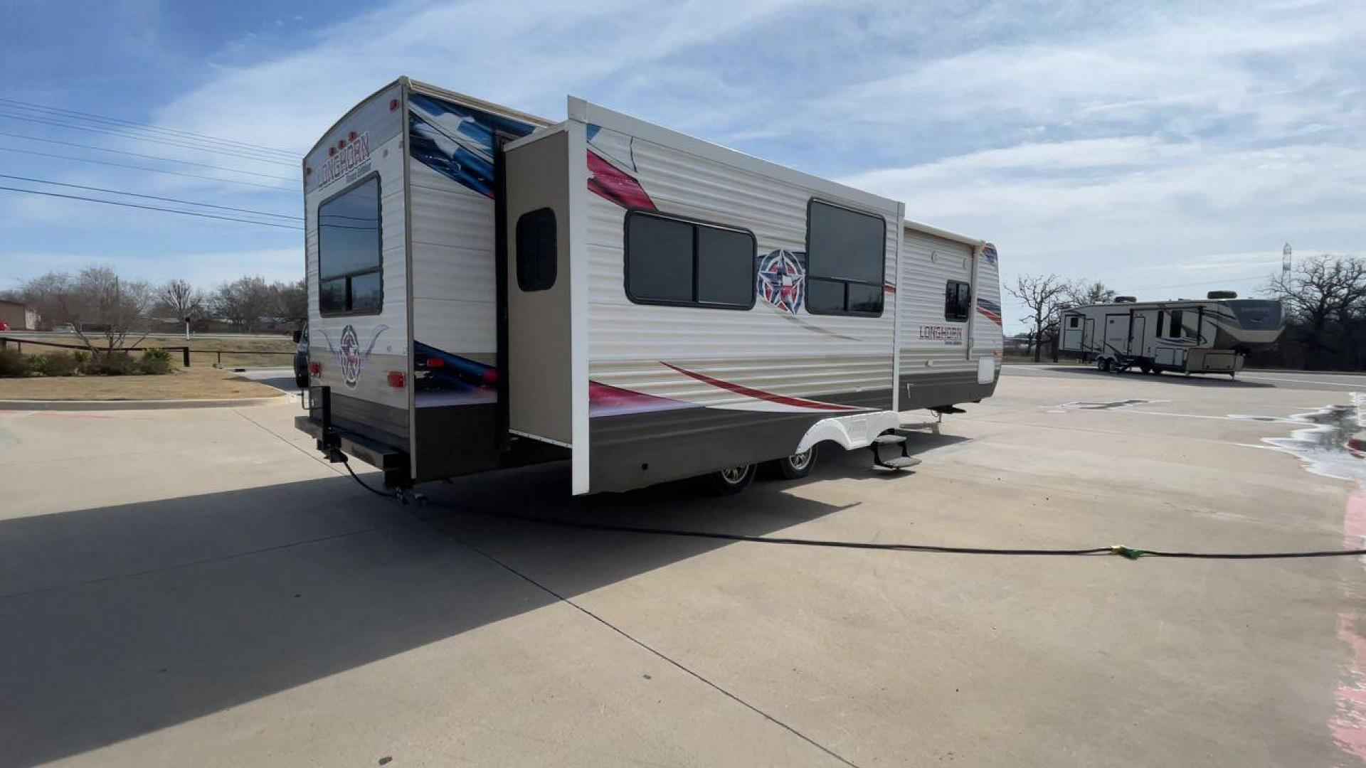 2015 WHITE LONGHORN 32RE (4V0TC3221FJ) , Length: 34.5 ft | Dry Weight: 7,586 lbs | Slides: 2 transmission, located at 4319 N Main Street, Cleburne, TX, 76033, (817) 221-0660, 32.435829, -97.384178 - Photo#1