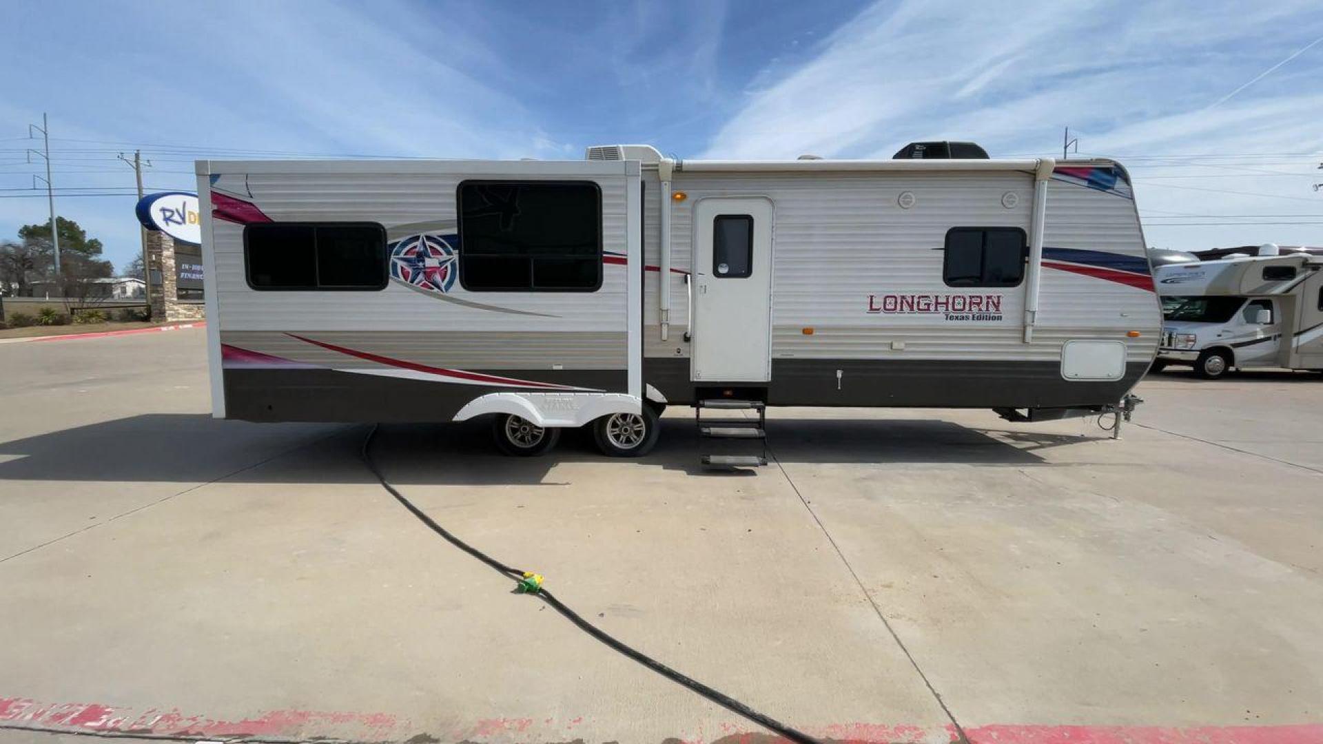 2015 WHITE LONGHORN 32RE (4V0TC3221FJ) , Length: 34.5 ft | Dry Weight: 7,586 lbs | Slides: 2 transmission, located at 4319 N Main Street, Cleburne, TX, 76033, (817) 221-0660, 32.435829, -97.384178 - Photo#2