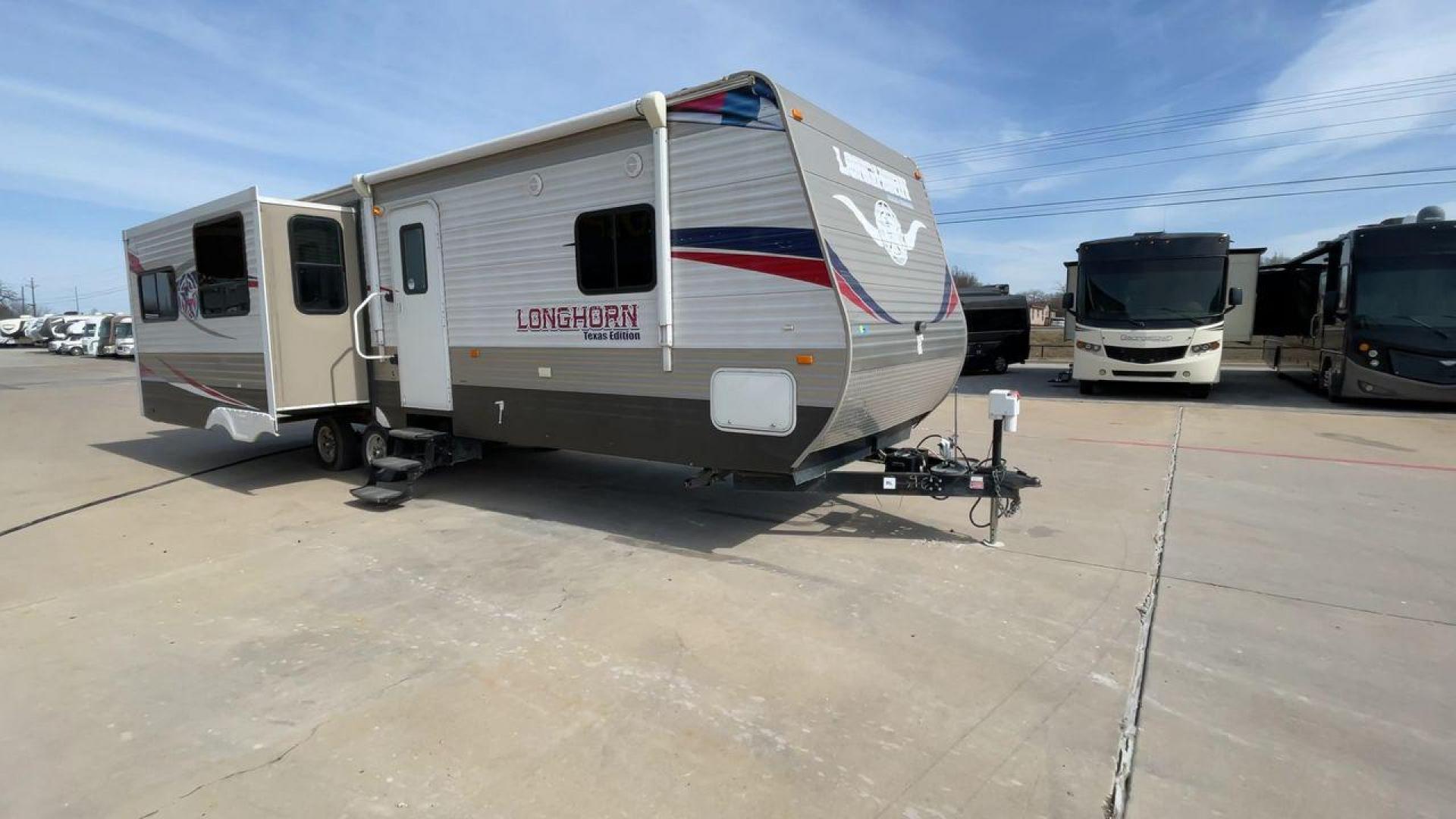 2015 WHITE LONGHORN 32RE (4V0TC3221FJ) , Length: 34.5 ft | Dry Weight: 7,586 lbs | Slides: 2 transmission, located at 4319 N Main Street, Cleburne, TX, 76033, (817) 221-0660, 32.435829, -97.384178 - Photo#3