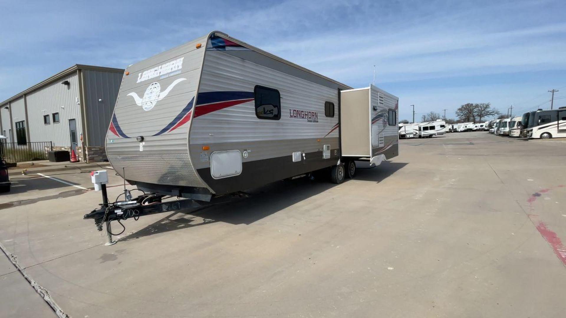 2015 WHITE LONGHORN 32RE (4V0TC3221FJ) , Length: 34.5 ft | Dry Weight: 7,586 lbs | Slides: 2 transmission, located at 4319 N Main Street, Cleburne, TX, 76033, (817) 221-0660, 32.435829, -97.384178 - Photo#5