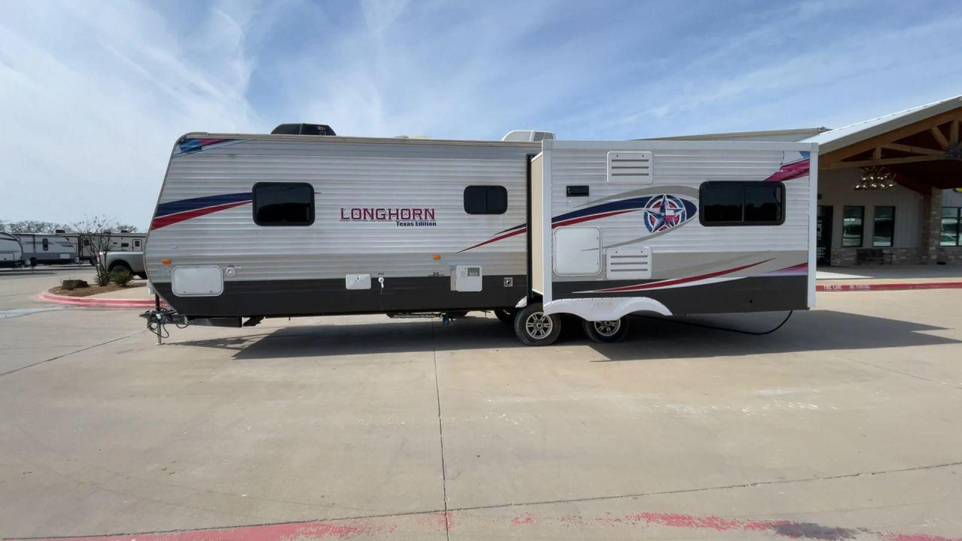 2015 WHITE LONGHORN 32RE (4V0TC3221FJ) , Length: 34.5 ft | Dry Weight: 7,586 lbs | Slides: 2 transmission, located at 4319 N Main Street, Cleburne, TX, 76033, (817) 221-0660, 32.435829, -97.384178 - Photo#6