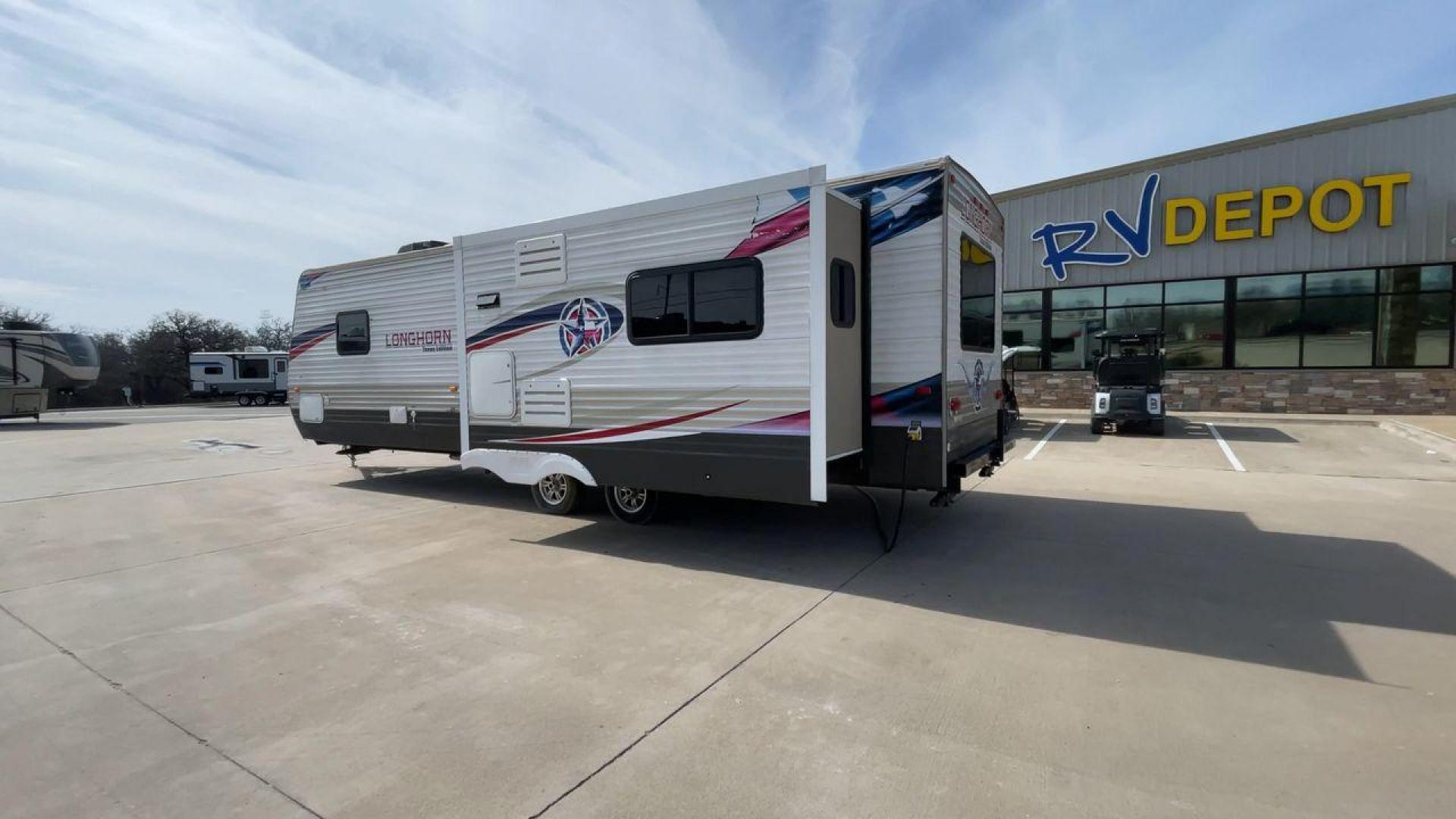 2015 WHITE LONGHORN 32RE (4V0TC3221FJ) , Length: 34.5 ft | Dry Weight: 7,586 lbs | Slides: 2 transmission, located at 4319 N Main Street, Cleburne, TX, 76033, (817) 221-0660, 32.435829, -97.384178 - Photo#7