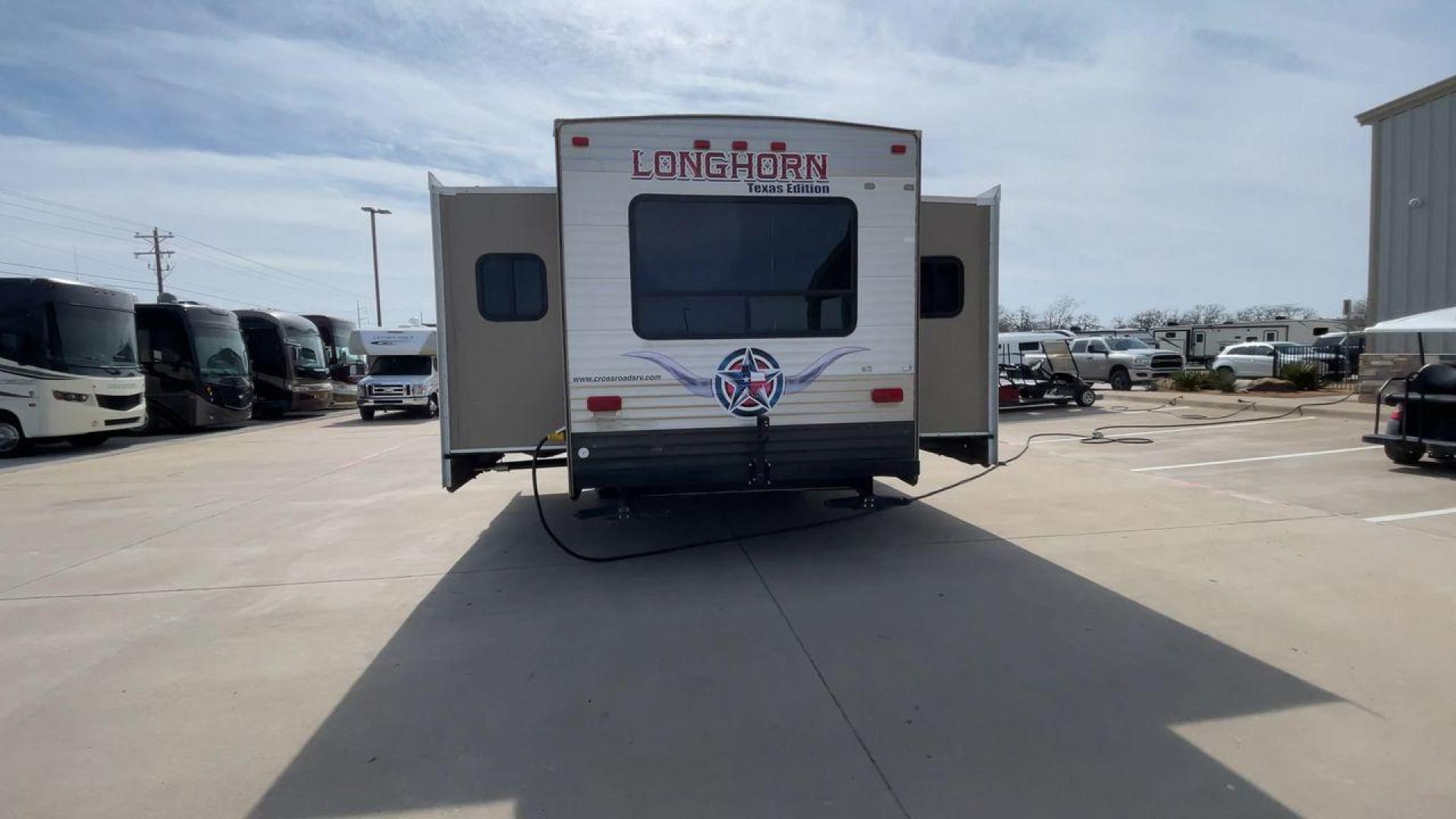 2015 WHITE LONGHORN 32RE (4V0TC3221FJ) , Length: 34.5 ft | Dry Weight: 7,586 lbs | Slides: 2 transmission, located at 4319 N Main Street, Cleburne, TX, 76033, (817) 221-0660, 32.435829, -97.384178 - Photo#8