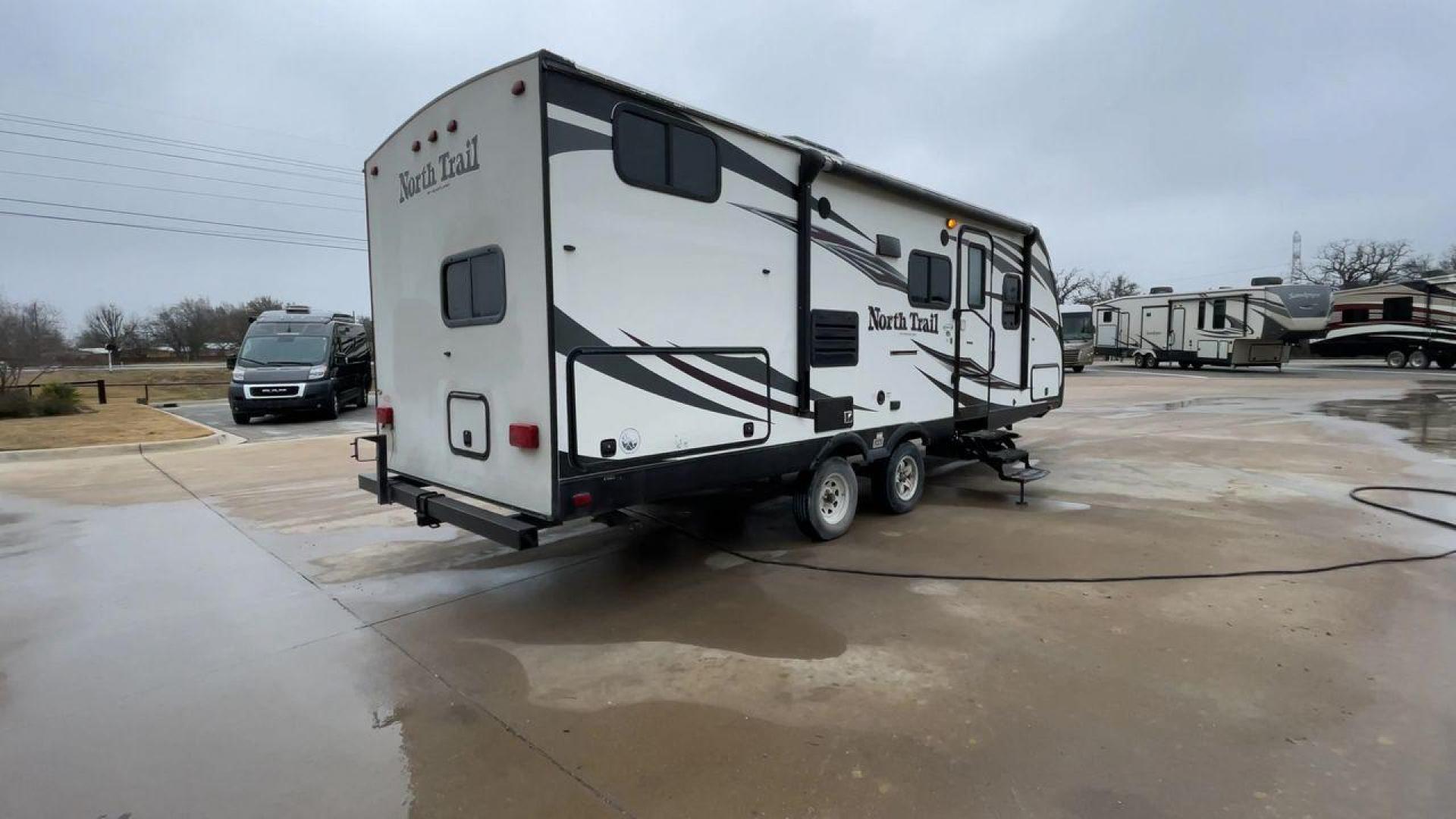 2015 WHITE NORTH TRAIL TT (5SFNB2829FE) , Length: 27.9 ft | Dry Weight: 5,585 lbs | Gross Weight: 6,900 lbs | Slides: 1 transmission, located at 4319 N Main Street, Cleburne, TX, 76033, (817) 221-0660, 32.435829, -97.384178 - Photo#1