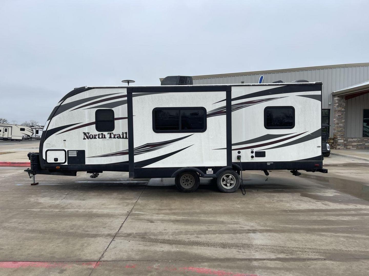 2015 WHITE NORTH TRAIL TT (5SFNB2829FE) , Length: 27.9 ft | Dry Weight: 5,585 lbs | Gross Weight: 6,900 lbs | Slides: 1 transmission, located at 4319 N Main Street, Cleburne, TX, 76033, (817) 221-0660, 32.435829, -97.384178 - Photo#22