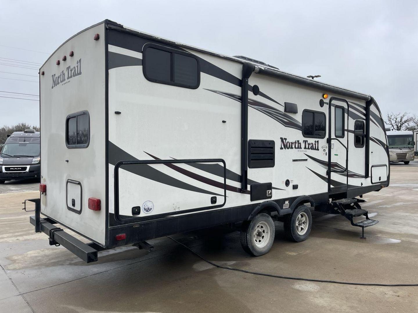 2015 WHITE NORTH TRAIL TT (5SFNB2829FE) , Length: 27.9 ft | Dry Weight: 5,585 lbs | Gross Weight: 6,900 lbs | Slides: 1 transmission, located at 4319 N Main Street, Cleburne, TX, 76033, (817) 221-0660, 32.435829, -97.384178 - Photo#23