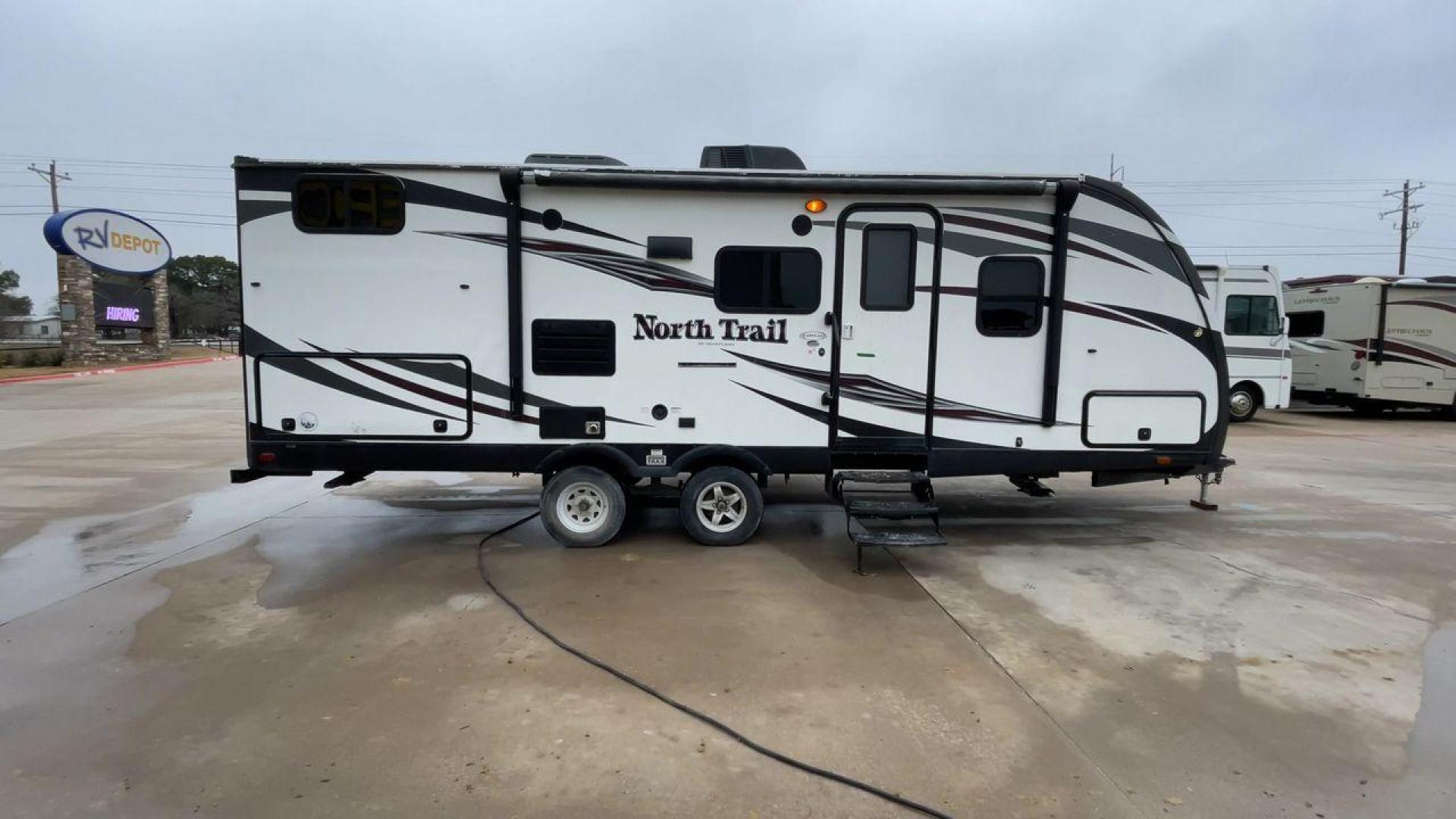 2015 WHITE NORTH TRAIL TT (5SFNB2829FE) , Length: 27.9 ft | Dry Weight: 5,585 lbs | Gross Weight: 6,900 lbs | Slides: 1 transmission, located at 4319 N Main Street, Cleburne, TX, 76033, (817) 221-0660, 32.435829, -97.384178 - Photo#2