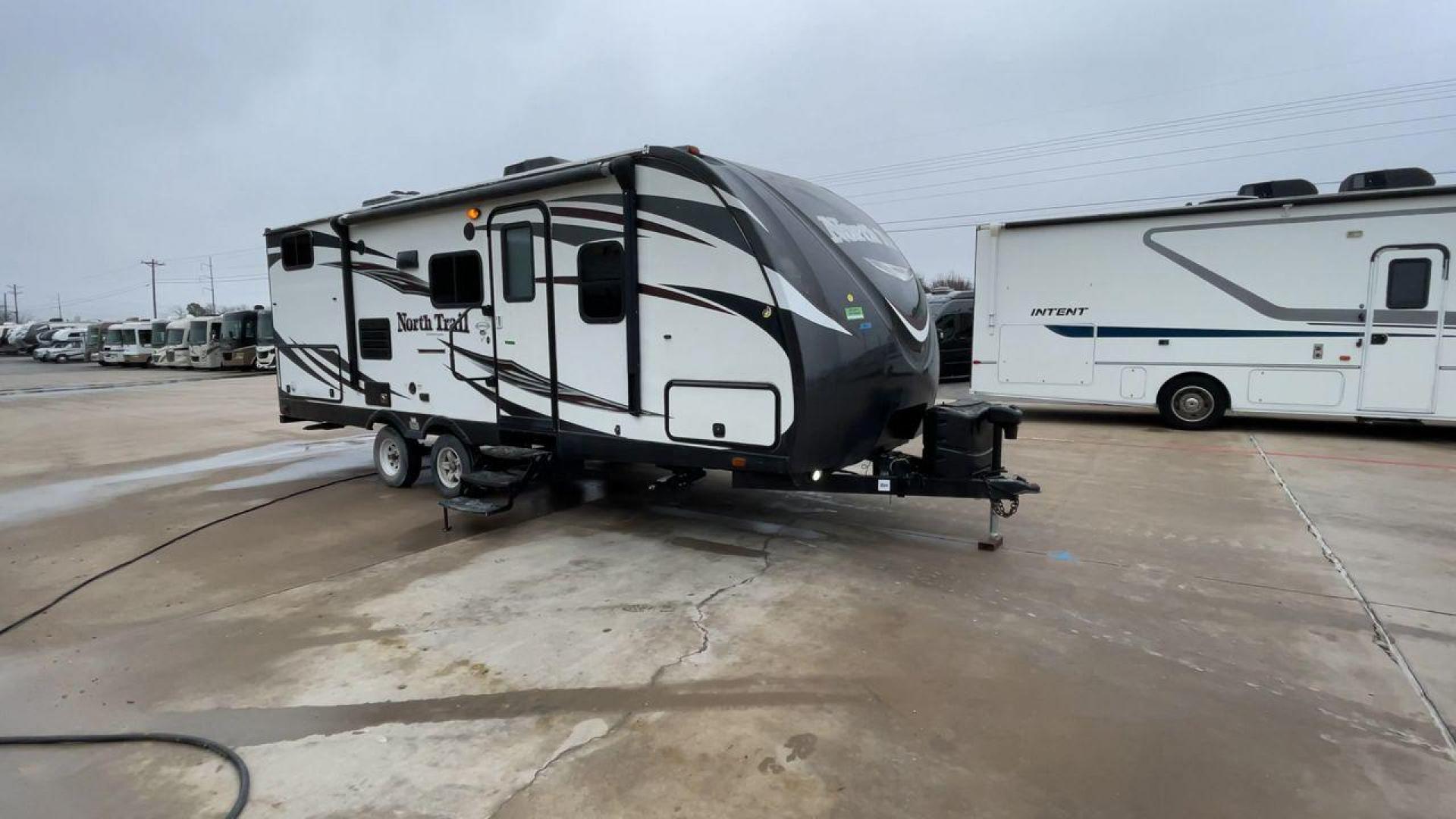 2015 WHITE NORTH TRAIL TT (5SFNB2829FE) , Length: 27.9 ft | Dry Weight: 5,585 lbs | Gross Weight: 6,900 lbs | Slides: 1 transmission, located at 4319 N Main Street, Cleburne, TX, 76033, (817) 221-0660, 32.435829, -97.384178 - Photo#3