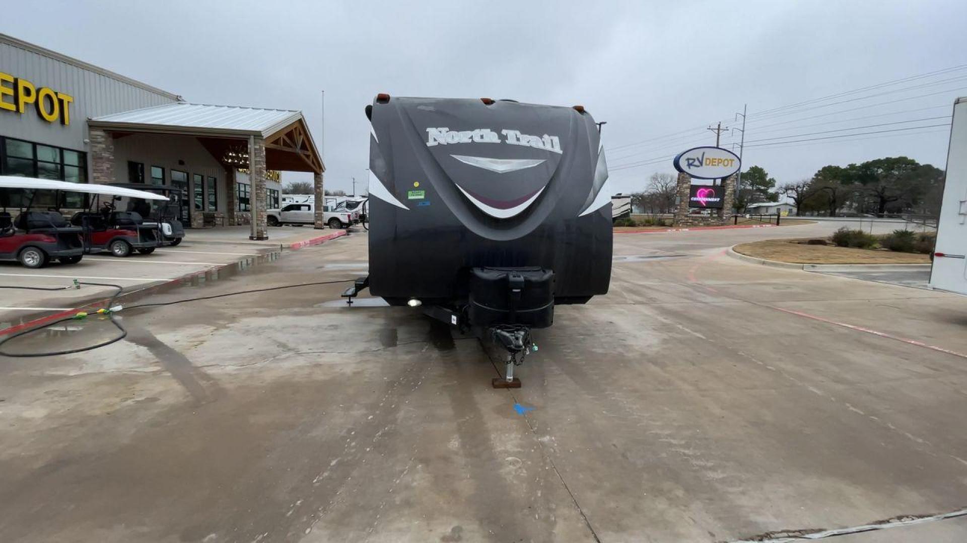 2015 WHITE NORTH TRAIL TT (5SFNB2829FE) , Length: 27.9 ft | Dry Weight: 5,585 lbs | Gross Weight: 6,900 lbs | Slides: 1 transmission, located at 4319 N Main Street, Cleburne, TX, 76033, (817) 221-0660, 32.435829, -97.384178 - Photo#4