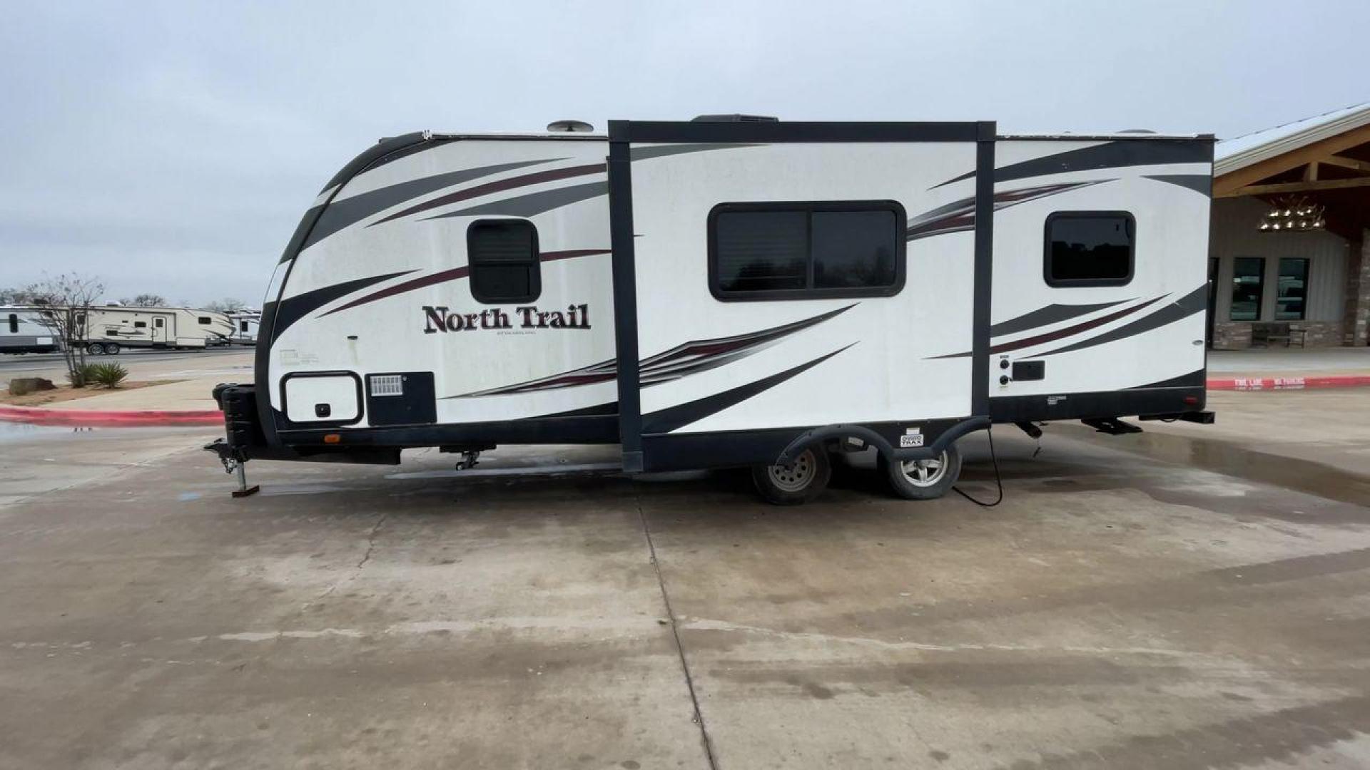 2015 WHITE NORTH TRAIL TT (5SFNB2829FE) , Length: 27.9 ft | Dry Weight: 5,585 lbs | Gross Weight: 6,900 lbs | Slides: 1 transmission, located at 4319 N Main Street, Cleburne, TX, 76033, (817) 221-0660, 32.435829, -97.384178 - Photo#6