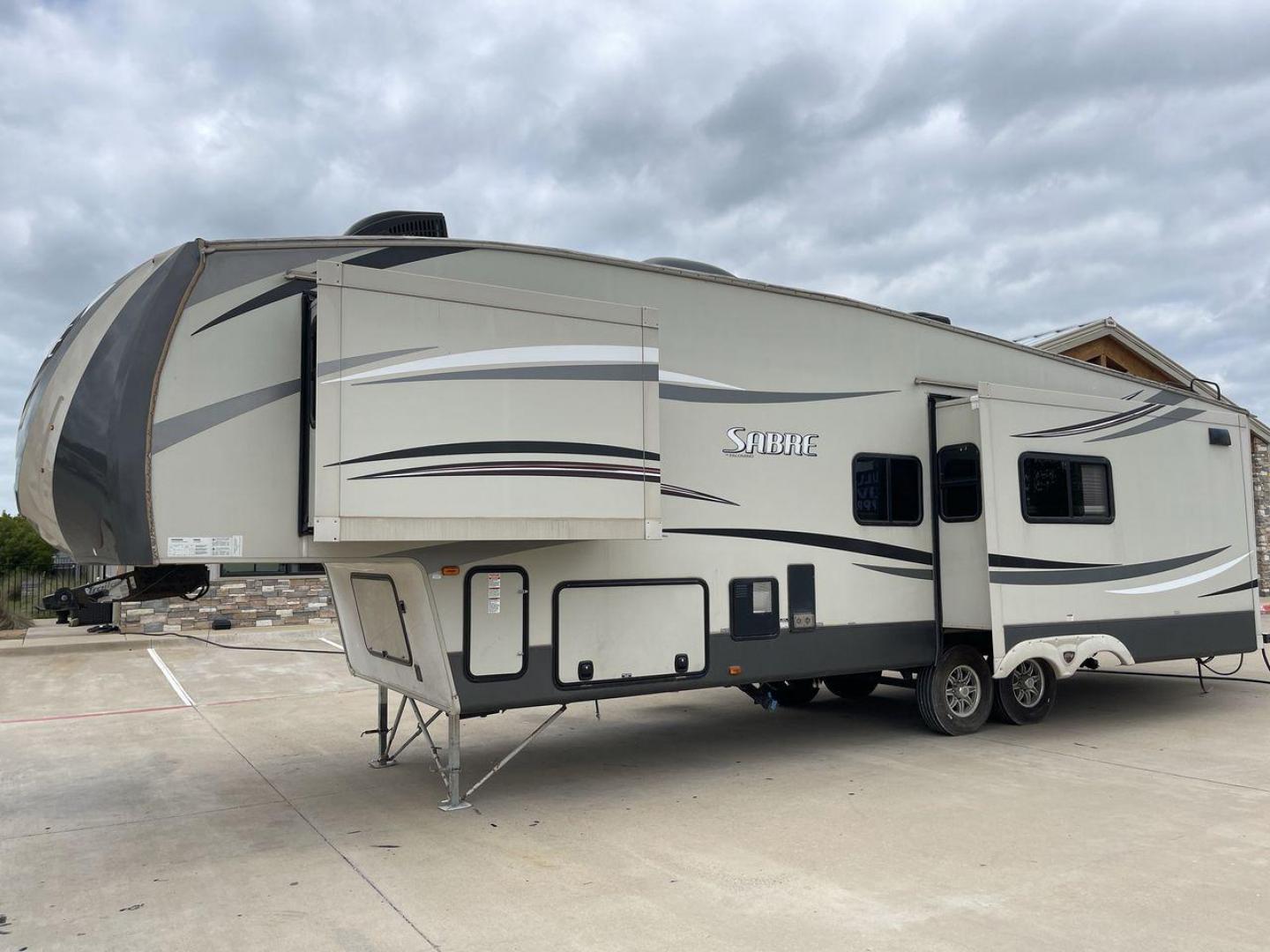 2015 TAN PALOMINO SABRE 34RDKS (4X4FSRK2XF3) , Length: 38.92 ft. | Dry Weight: 11,081 lbs. | Gross Weight: 13,950 lbs. | Slides: 4 transmission, located at 4319 N Main Street, Cleburne, TX, 76033, (817) 221-0660, 32.435829, -97.384178 - This 2015 Sabre Fifth Wheel measures at just under 39 feet with a dry weight of 11,081 lbs. It has a GVWR of 13,950 lbs and a hitch weight of 2,205 lbs. This unit has a heater rated at 35,000 BTUs and a cooler rated at 13,500 BTUs meaning the temperature is always in your control. This model has a b - Photo#23