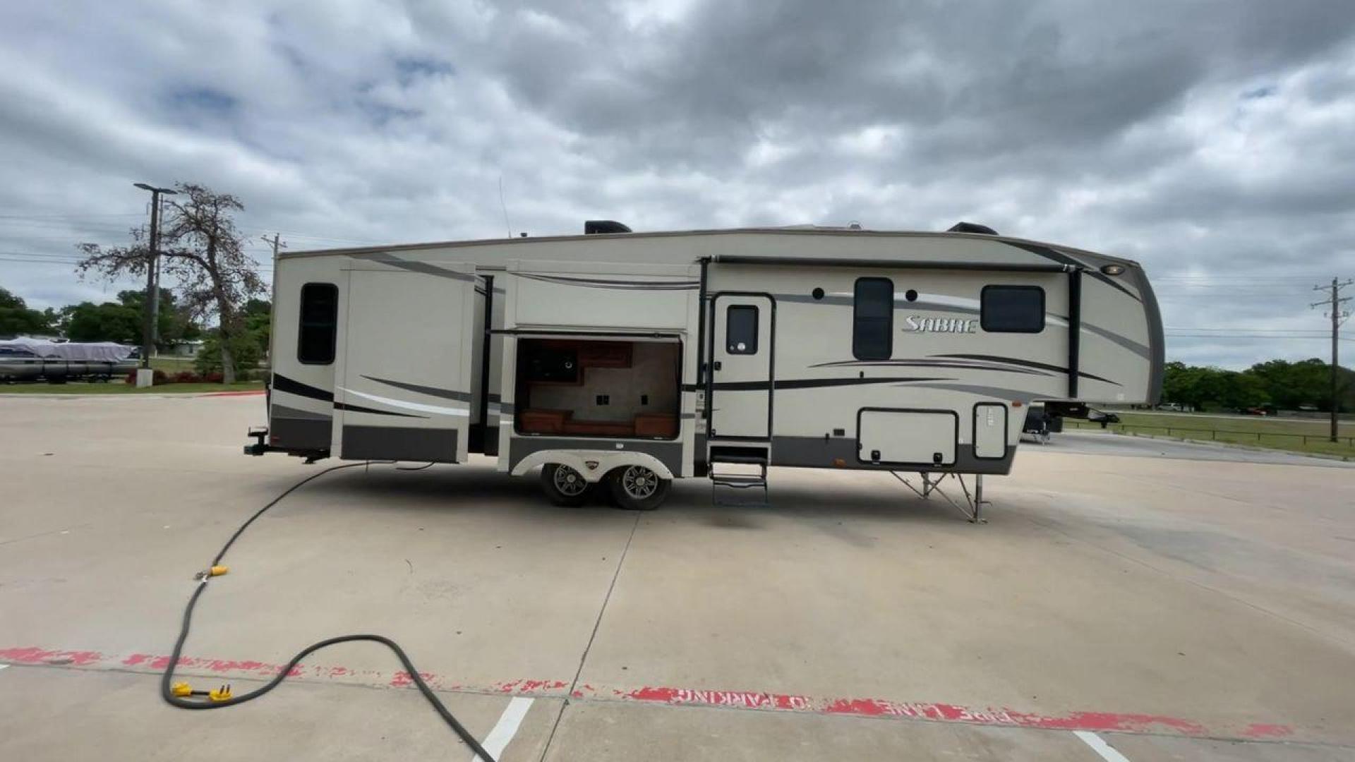 2015 TAN PALOMINO SABRE 34RDKS (4X4FSRK2XF3) , Length: 38.92 ft. | Dry Weight: 11,081 lbs. | Gross Weight: 13,950 lbs. | Slides: 4 transmission, located at 4319 N Main Street, Cleburne, TX, 76033, (817) 221-0660, 32.435829, -97.384178 - This 2015 Sabre Fifth Wheel measures at just under 39 feet with a dry weight of 11,081 lbs. It has a GVWR of 13,950 lbs and a hitch weight of 2,205 lbs. This unit has a heater rated at 35,000 BTUs and a cooler rated at 13,500 BTUs meaning the temperature is always in your control. This model has a b - Photo#2