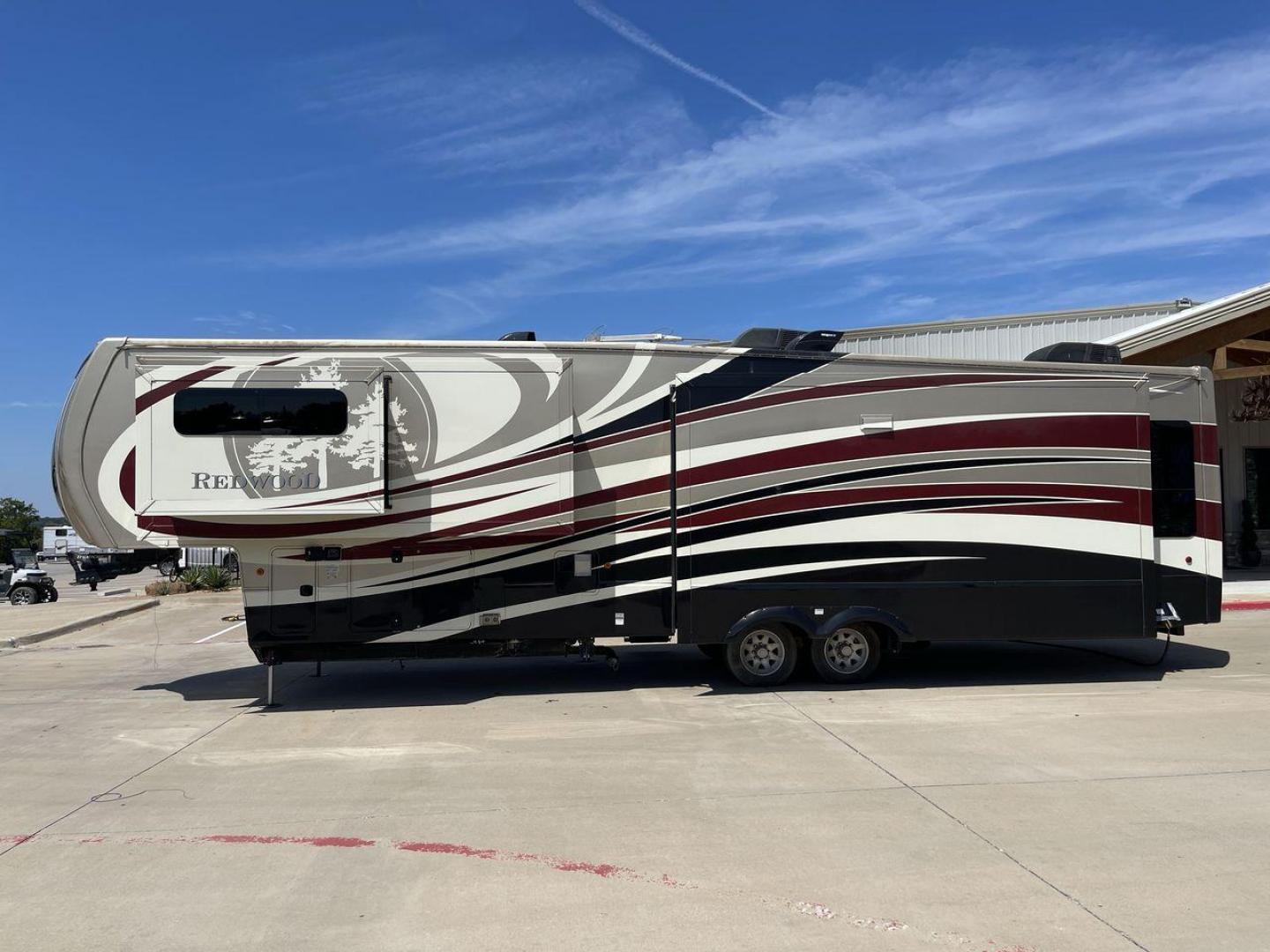 2015 REDWOOD 38RL (4V0FC3823FR) , Length: 41.42 ft. | Dry Weight: 13,672 lbs. | Gross Weight: 16,500 lbs. | Slides: 3 transmission, located at 4319 N Main Street, Cleburne, TX, 76033, (817) 221-0660, 32.435829, -97.384178 - The 2015 Redwood 38RL is a stunning fifth wheel that offers luxury, comfort, and spacious living. With an overall length of 41.42 feet and a dry weight of 13,672 lbs, this unit is built for those seeking an upscale RVing experience. The exterior features a sleek and modern design with bold maroon an - Photo#23