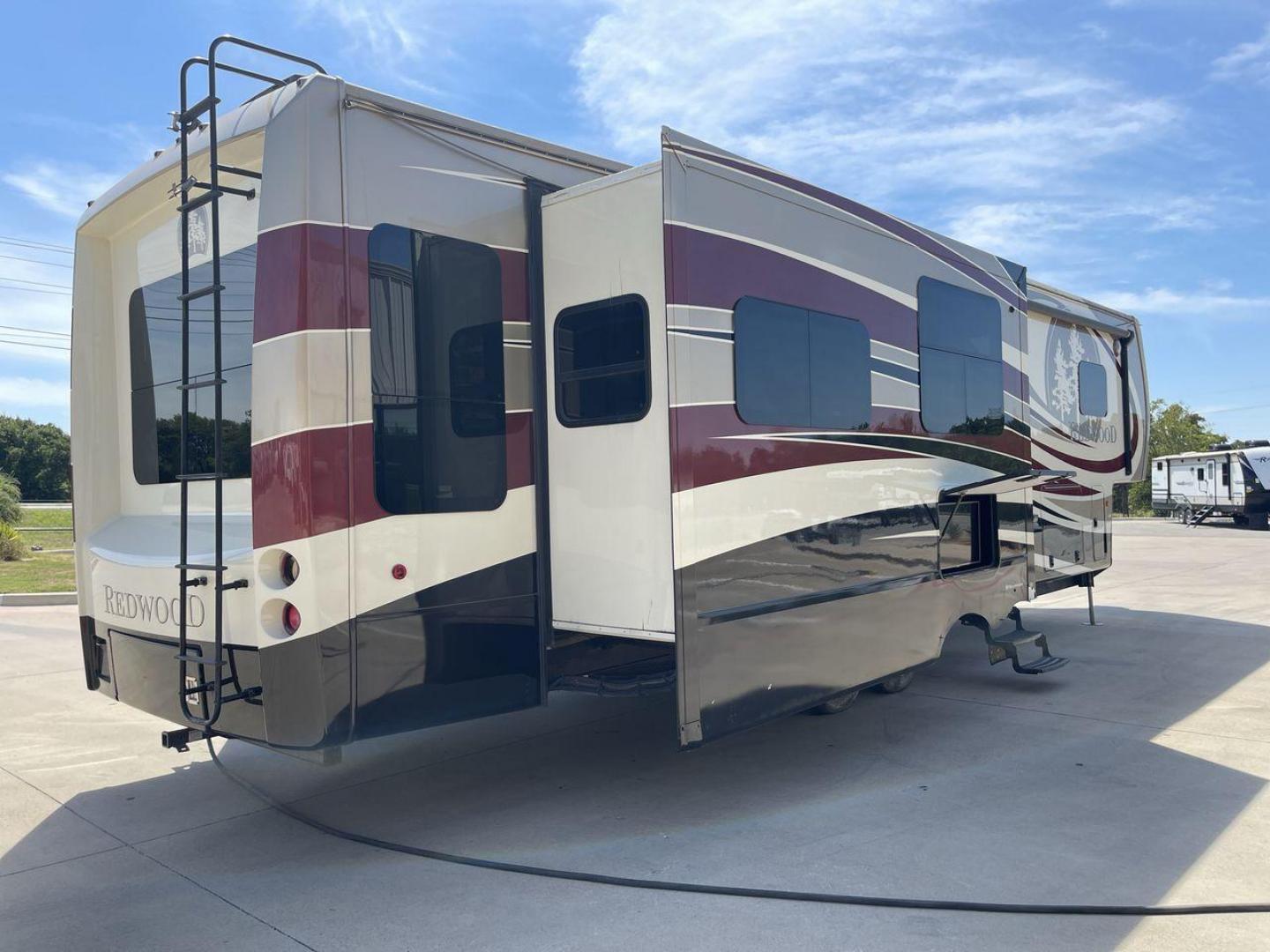 2015 REDWOOD 38RL (4V0FC3823FR) , Length: 41.42 ft. | Dry Weight: 13,672 lbs. | Gross Weight: 16,500 lbs. | Slides: 3 transmission, located at 4319 N Main Street, Cleburne, TX, 76033, (817) 221-0660, 32.435829, -97.384178 - The 2015 Redwood 38RL is a stunning fifth wheel that offers luxury, comfort, and spacious living. With an overall length of 41.42 feet and a dry weight of 13,672 lbs, this unit is built for those seeking an upscale RVing experience. The exterior features a sleek and modern design with bold maroon an - Photo#24