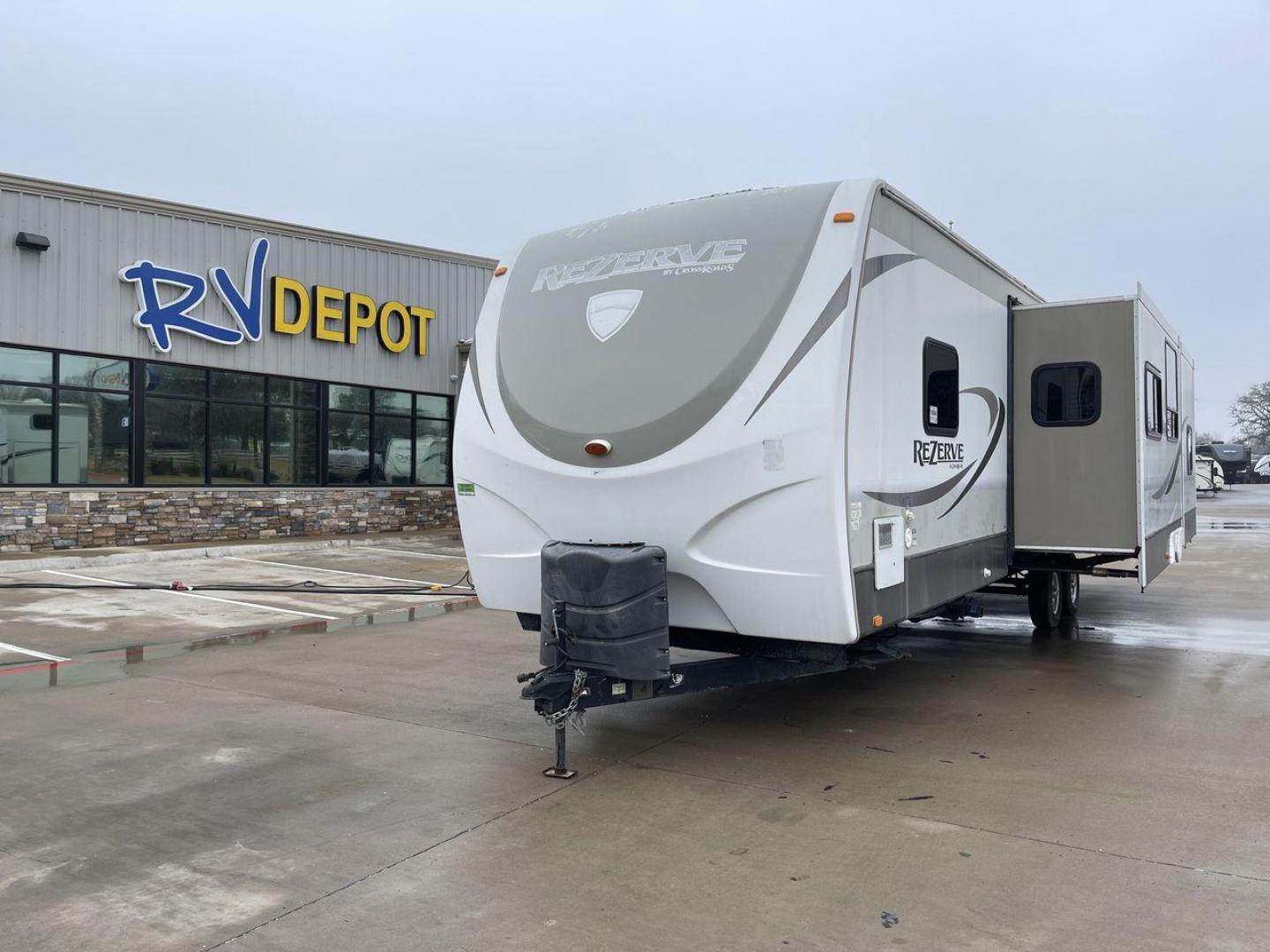 2015 WHITE REZERVE 33BH - (4V0TC332XFE) , Length: 36.5 ft. | Dry Weight: 8,455 lbs. | Gross Weight: 11,162 lbs. | Slides: 3 transmission, located at 4319 N Main Street, Cleburne, TX, 76033, (817) 221-0660, 32.435829, -97.384178 - Photo#0