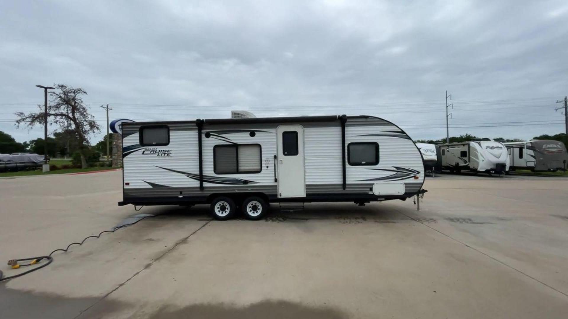 2015 WHITE SALEM CRUISE LITE 261BHXL (4X4TSMB20F7) , Length: 29.08 ft. | Dry Weight: 4,313 lbs. transmission, located at 4319 N Main Street, Cleburne, TX, 76033, (817) 221-0660, 32.435829, -97.384178 - This 2015 Forest River Salem Cruise Lite 261BHXL travel trailer measures 29'1" feet. It is a dual axle, chrome wheel setup with electric drum brakes. Its dry weight is 4,313 lbs, its payload capacity 3,082 lbs, and its hitch weight 434 lbs. The aluminum exterior is painted white with gray graphics. - Photo#2