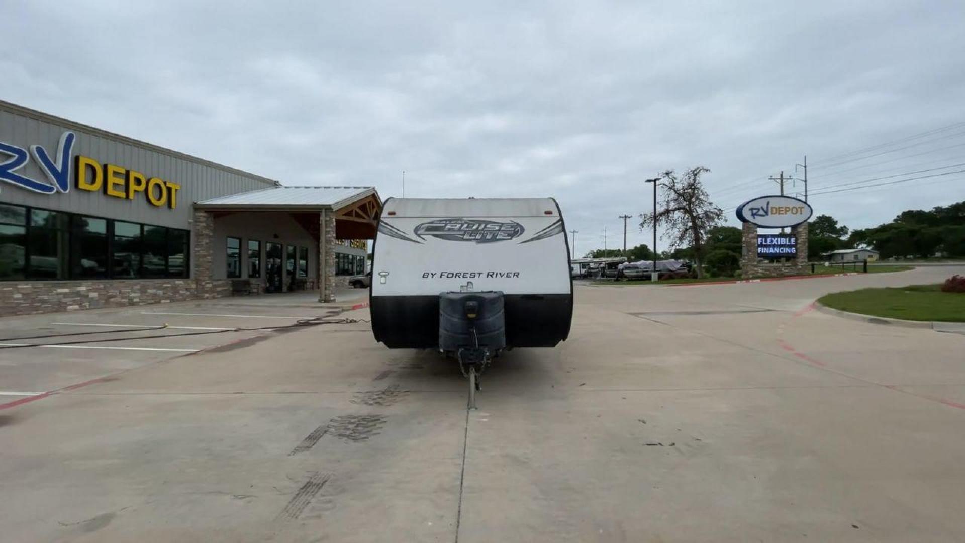 2015 WHITE SALEM CRUISE LITE 261BHXL (4X4TSMB20F7) , Length: 29.08 ft. | Dry Weight: 4,313 lbs. transmission, located at 4319 N Main Street, Cleburne, TX, 76033, (817) 221-0660, 32.435829, -97.384178 - This 2015 Forest River Salem Cruise Lite 261BHXL travel trailer measures 29'1" feet. It is a dual axle, chrome wheel setup with electric drum brakes. Its dry weight is 4,313 lbs, its payload capacity 3,082 lbs, and its hitch weight 434 lbs. The aluminum exterior is painted white with gray graphics. - Photo#4