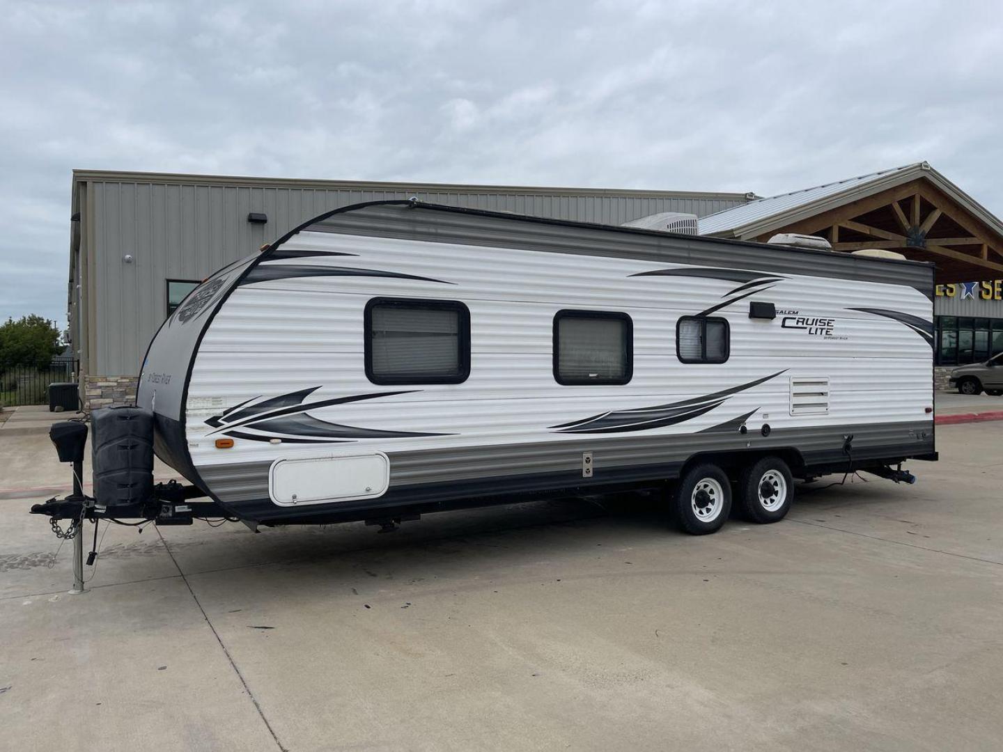 2015 WHITE SALEM CRUISE LITE 261BHXL (4X4TSMB20F7) , Length: 29.08 ft. | Dry Weight: 4,313 lbs. transmission, located at 4319 N Main Street, Cleburne, TX, 76033, (817) 221-0660, 32.435829, -97.384178 - This 2015 Forest River Salem Cruise Lite 261BHXL travel trailer measures 29'1" feet. It is a dual axle, chrome wheel setup with electric drum brakes. Its dry weight is 4,313 lbs, its payload capacity 3,082 lbs, and its hitch weight 434 lbs. The aluminum exterior is painted white with gray graphics. - Photo#24