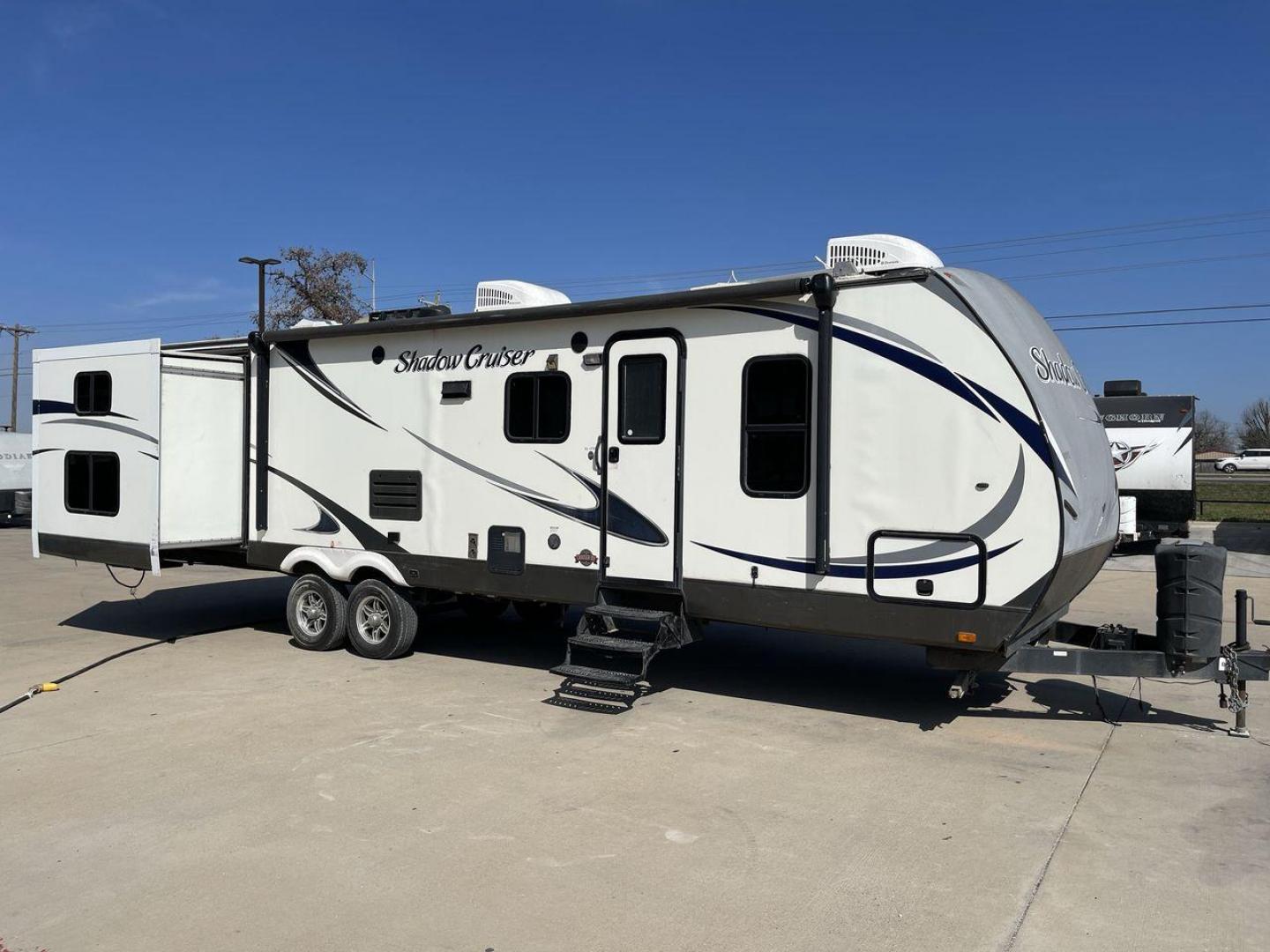 2015 WHITE SHADOW CRUISER 314TSB (5RXTD312XF1) , Length: 35 ft | Dry Weight: 6,290 lbs | Slides: 3 transmission, located at 4319 N Main Street, Cleburne, TX, 76033, (817) 221-0660, 32.435829, -97.384178 - The 2015 Cruiser RV Shadow Cruiser 314TSB Travel Trailer invites you to experience the perfect fusion of luxury and exploration. Designed for remarkable adventures, this 35-foot travel trailer features a carefully planned layout that maximizes space and usability. Perfect for short trips or long adv - Photo#23