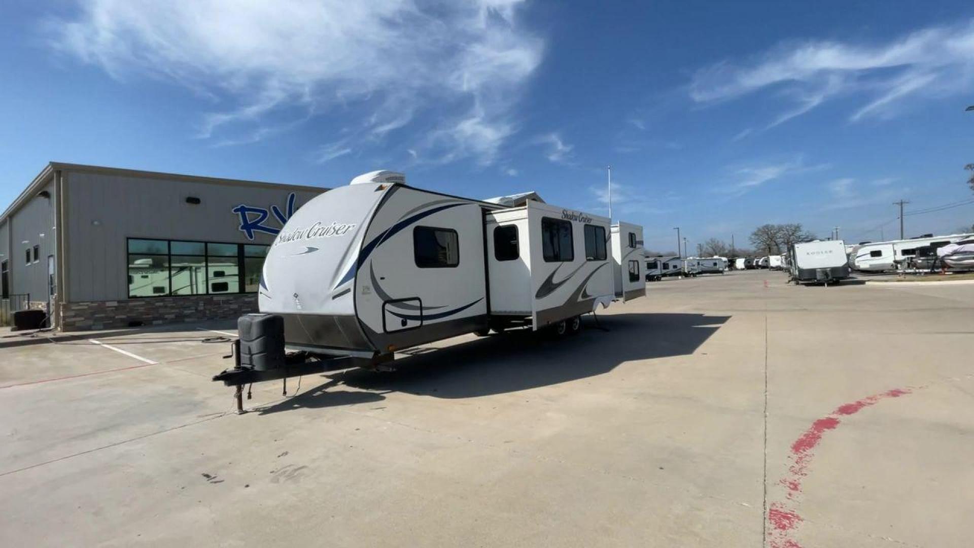 2015 WHITE SHADOW CRUISER 314TSB (5RXTD312XF1) , Length: 35 ft | Dry Weight: 6,290 lbs | Slides: 3 transmission, located at 4319 N Main Street, Cleburne, TX, 76033, (817) 221-0660, 32.435829, -97.384178 - The 2015 Cruiser RV Shadow Cruiser 314TSB Travel Trailer invites you to experience the perfect fusion of luxury and exploration. Designed for remarkable adventures, this 35-foot travel trailer features a carefully planned layout that maximizes space and usability. Perfect for short trips or long adv - Photo#5