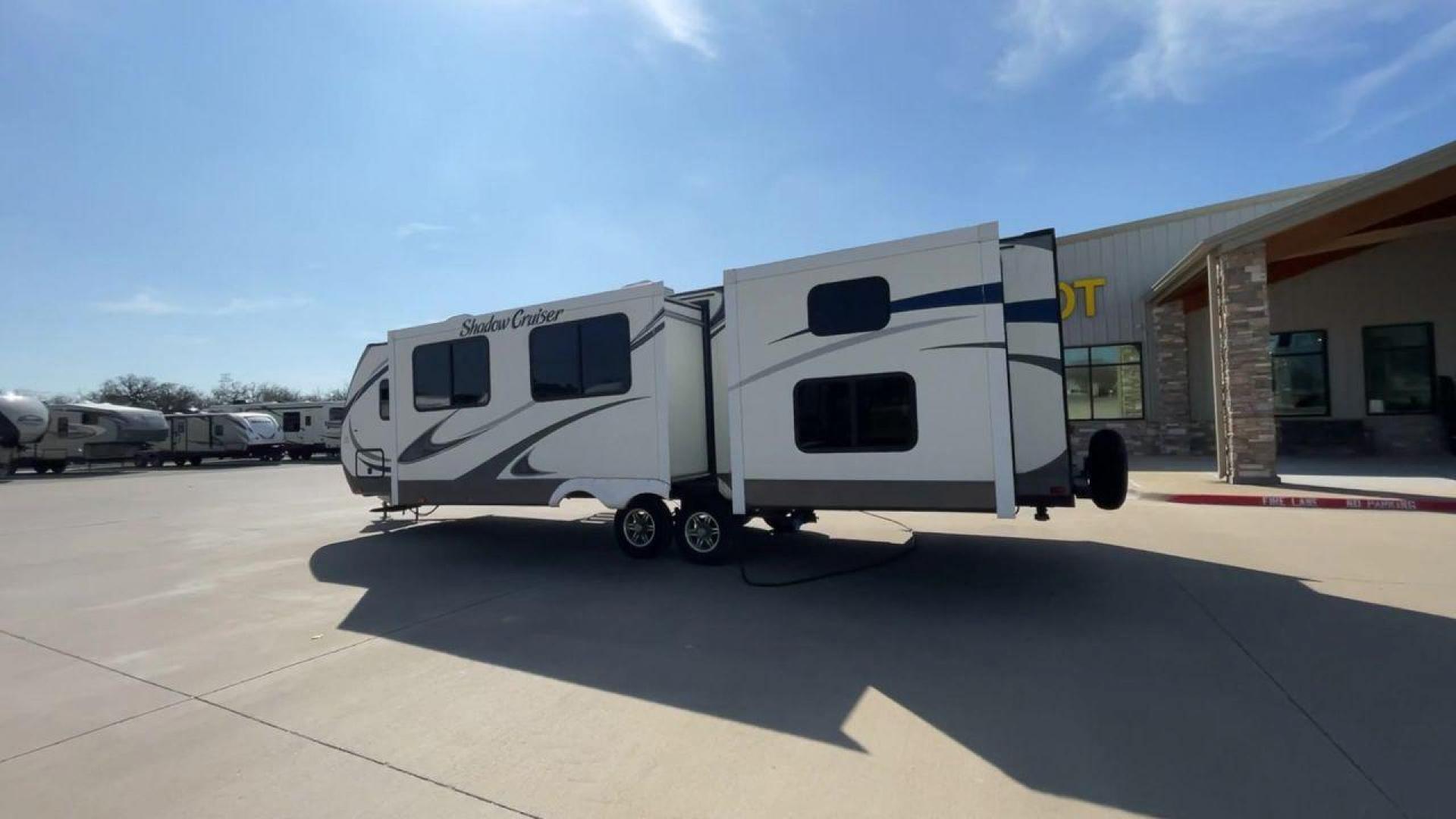 2015 WHITE SHADOW CRUISER 314TSB (5RXTD312XF1) , Length: 35 ft | Dry Weight: 6,290 lbs | Slides: 3 transmission, located at 4319 N Main Street, Cleburne, TX, 76033, (817) 221-0660, 32.435829, -97.384178 - The 2015 Cruiser RV Shadow Cruiser 314TSB Travel Trailer invites you to experience the perfect fusion of luxury and exploration. Designed for remarkable adventures, this 35-foot travel trailer features a carefully planned layout that maximizes space and usability. Perfect for short trips or long adv - Photo#7