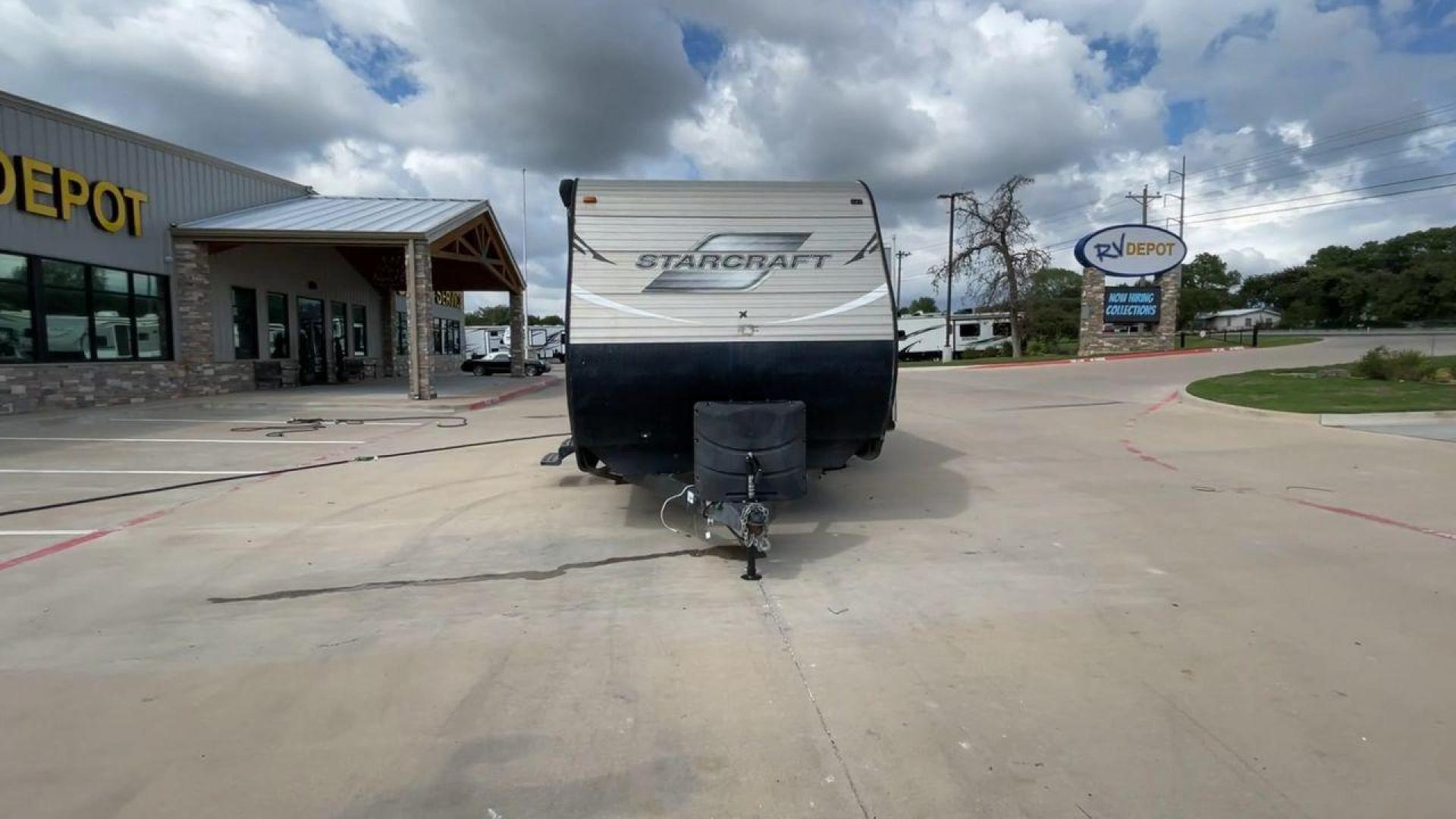 2015 STARCRAFT HOMESTEAD 309BHL (1SABS0BR1F2) , Length: 33.92 ft | Dry Weight: 6,720 lbs. lbs | Gross Weight: 9,250 lbs. | Slides: 1 transmission, located at 4319 N Main Street, Cleburne, TX, 76033, (817) 221-0660, 32.435829, -97.384178 - The 2015 Starcraft Homestead 309QK is more than just a trailer – it's your home away from home. This expansive and cozy travel trailer is tailor-made for families or groups of up to 8 people. Boasting a master bedroom with a queen-size bed, bunk beds in the rear bedroom, and a dinette conversion b - Photo#4