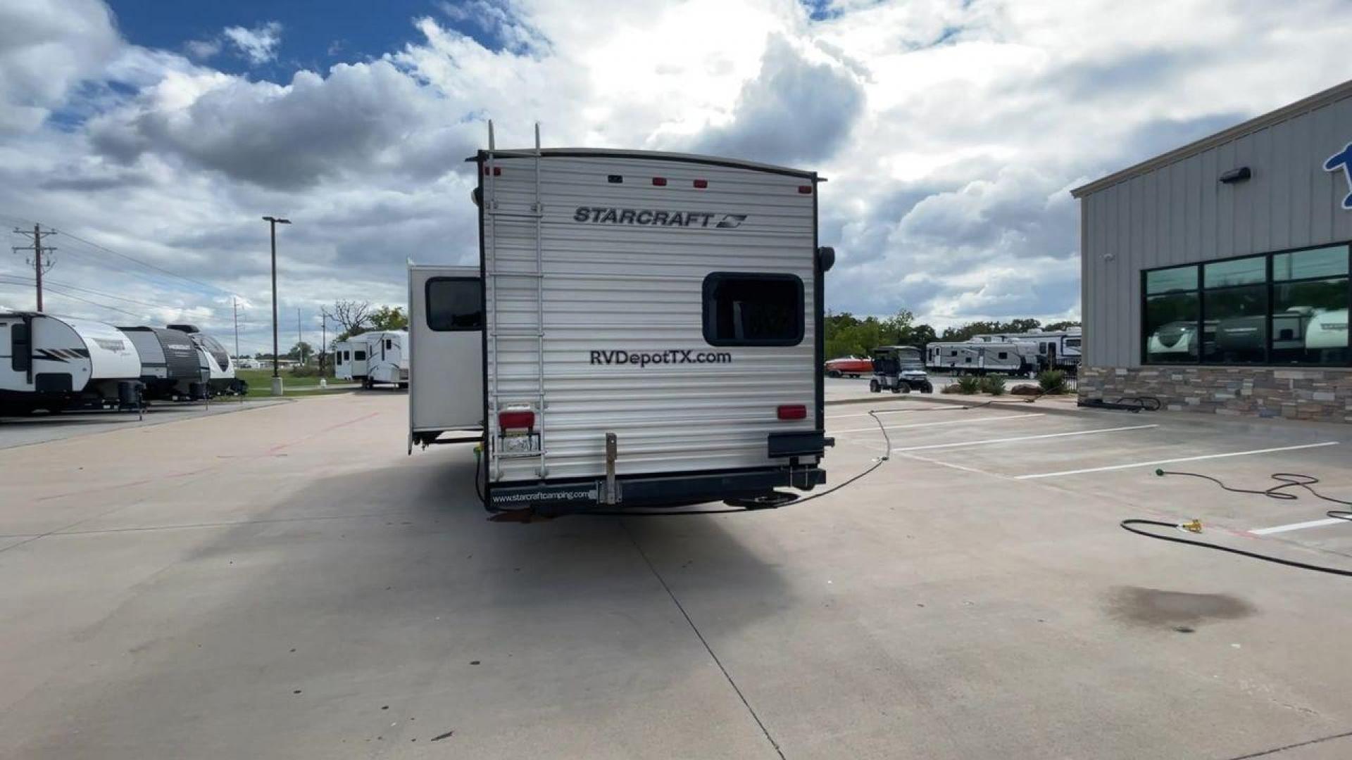 2015 STARCRAFT HOMESTEAD 309BHL (1SABS0BR1F2) , Length: 33.92 ft | Dry Weight: 6,720 lbs. lbs | Gross Weight: 9,250 lbs. | Slides: 1 transmission, located at 4319 N Main Street, Cleburne, TX, 76033, (817) 221-0660, 32.435829, -97.384178 - The 2015 Starcraft Homestead 309QK is more than just a trailer – it's your home away from home. This expansive and cozy travel trailer is tailor-made for families or groups of up to 8 people. Boasting a master bedroom with a queen-size bed, bunk beds in the rear bedroom, and a dinette conversion b - Photo#8