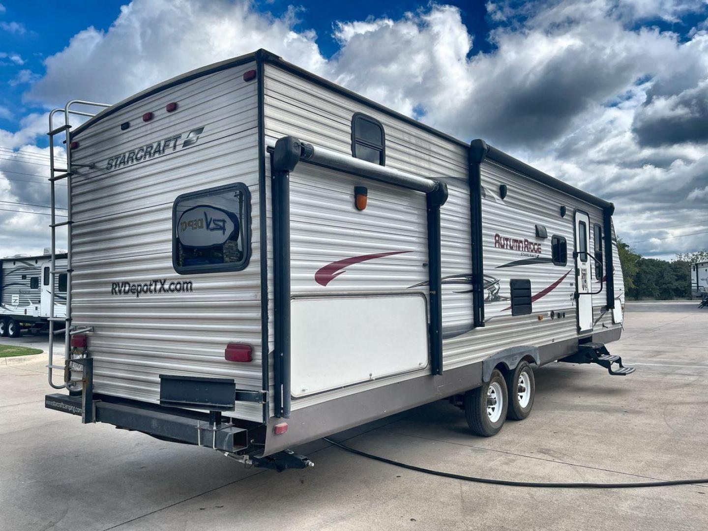 2015 STARCRAFT HOMESTEAD 309BHL (1SABS0BR1F2) , Length: 33.92 ft | Dry Weight: 6,720 lbs. lbs | Gross Weight: 9,250 lbs. | Slides: 1 transmission, located at 4319 N Main Street, Cleburne, TX, 76033, (817) 221-0660, 32.435829, -97.384178 - The 2015 Starcraft Homestead 309QK is more than just a trailer – it's your home away from home. This expansive and cozy travel trailer is tailor-made for families or groups of up to 8 people. Boasting a master bedroom with a queen-size bed, bunk beds in the rear bedroom, and a dinette conversion b - Photo#25