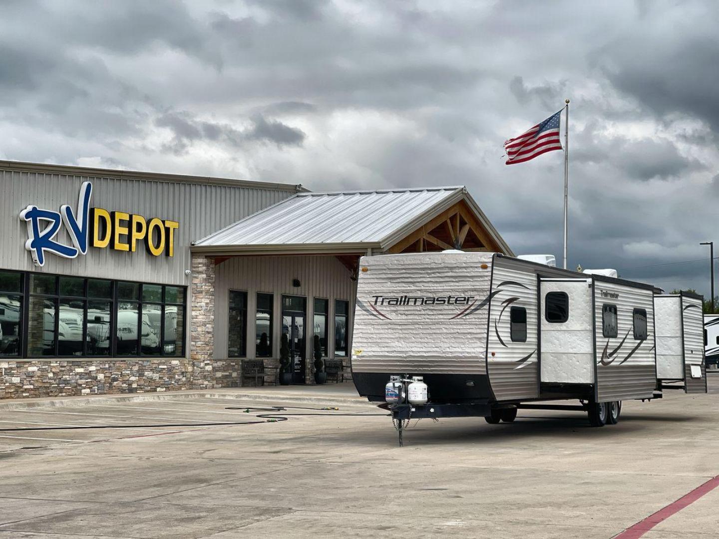 2015 SILVER TRAILMASTER 36FRS (1NL1GTT2XF1) , located at 4319 N Main Street, Cleburne, TX, 76033, (817) 221-0660, 32.435829, -97.384178 - Photo#0