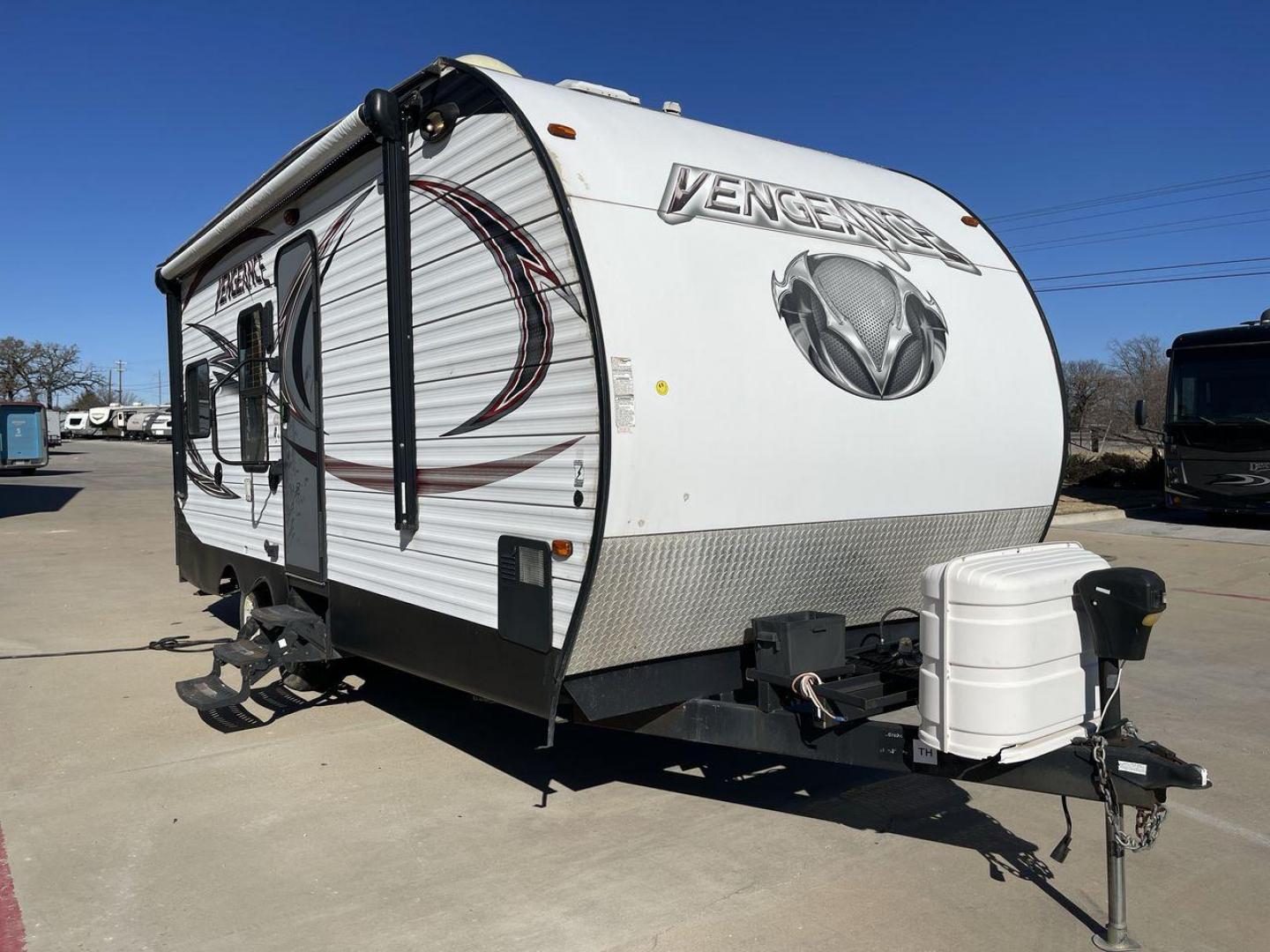 2015 WHITE VENGEANCE 19V (4X4TVGU27FY) , Length: 25 ft. | Dry Weight: 5,166 lbs. | Gross Weight: 7,945 lbs. transmission, located at 4319 N Main Street, Cleburne, TX, 76033, (817) 221-0660, 32.435829, -97.384178 - The 2015 Forest River Vengeance 19V is a compact and inviting travel trailer that brings simplicity and comfort to your adventures. With a length of ~25 feet and a width of 8 feet, this trailer has a manageable size, making it easy to tow with a compatible vehicle. The sleeping capacity generously a - Photo#21