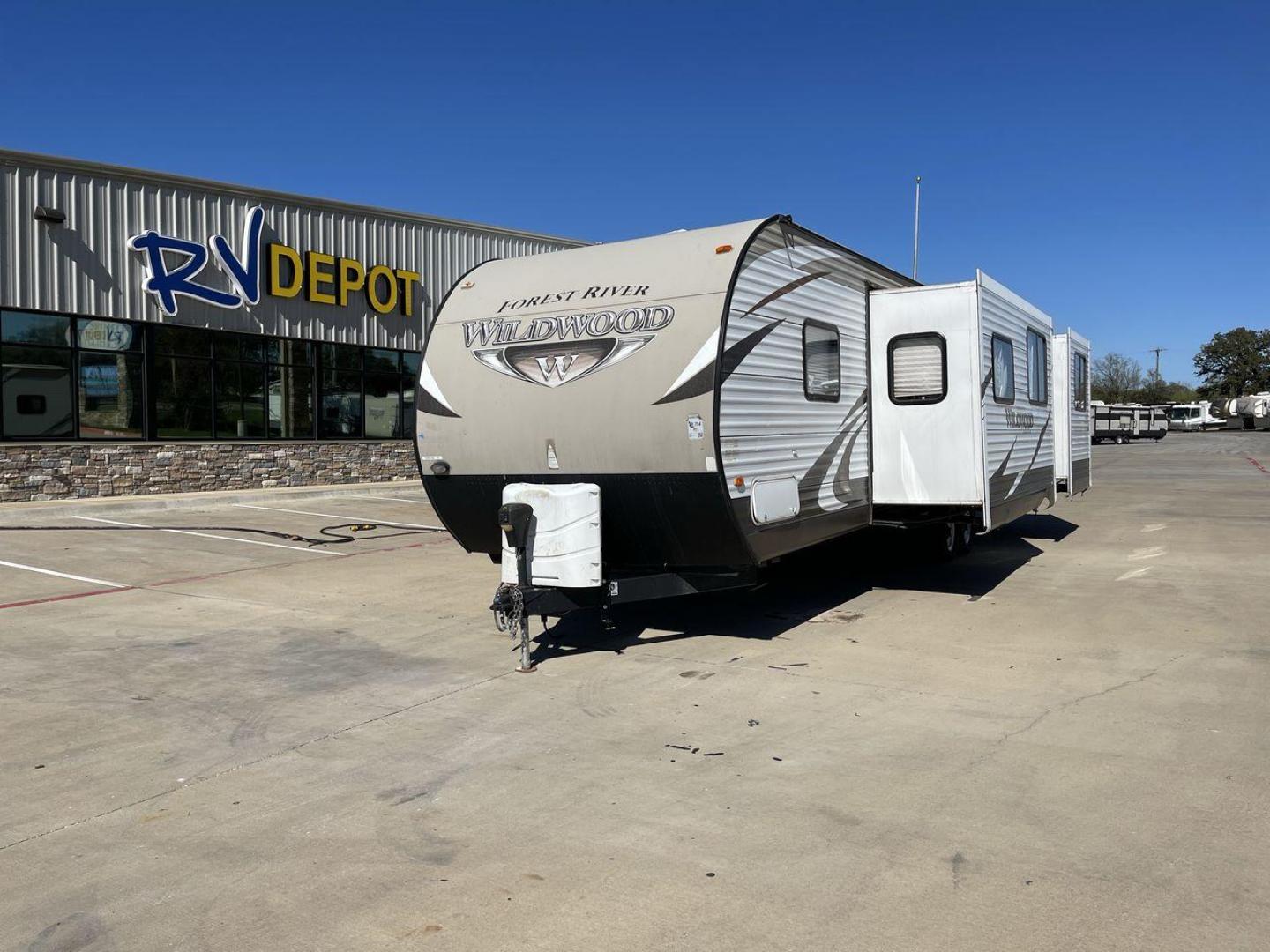 2015 WHITE WILDWOOD 29UD3 (4X4TWDE22FA) , Length: 36.42 ft. | Dry Weight: 7,559 lbs. | Slides: 2 transmission, located at 4319 N Main Street, Cleburne, TX, 76033, (817) 221-0660, 32.435829, -97.384178 - Photo#0