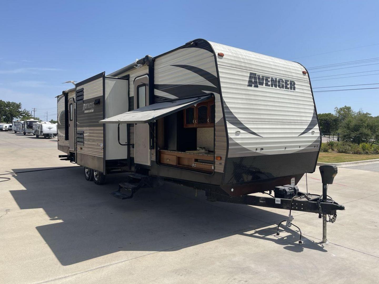 2016 TAN AVENGER 32FBI - (5ZT2AVXB6GB) , located at 4319 N Main Street, Cleburne, TX, 76033, (817) 221-0660, 32.435829, -97.384178 - Photo#23