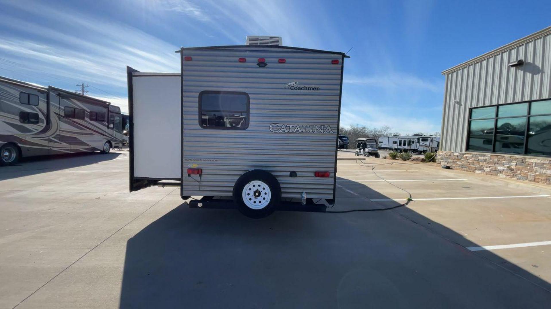 2016 GRAY CATALINA 321BHDSCK (5ZT2CAXBXGT) , Length: 35.83 ft. | Dry Weight: 7,690 lbs | Gross Weight: 9,500 lbs | Slides: 2 transmission, located at 4319 N Main Street, Cleburne, TX, 76033, (817) 221-0660, 32.435829, -97.384178 - This 2016 Catalina Travel Trailer boasts dimensions of just under 36 feet in length and 8 feet in width, with a GVWR of 9,500 lbs and a hitch weight of 790 lbs. Equipped with automatic heating and cooling capabilities rated at 30,000 and 13,500 BTUs, respectively, it ensures optimal temperature cont - Photo#8