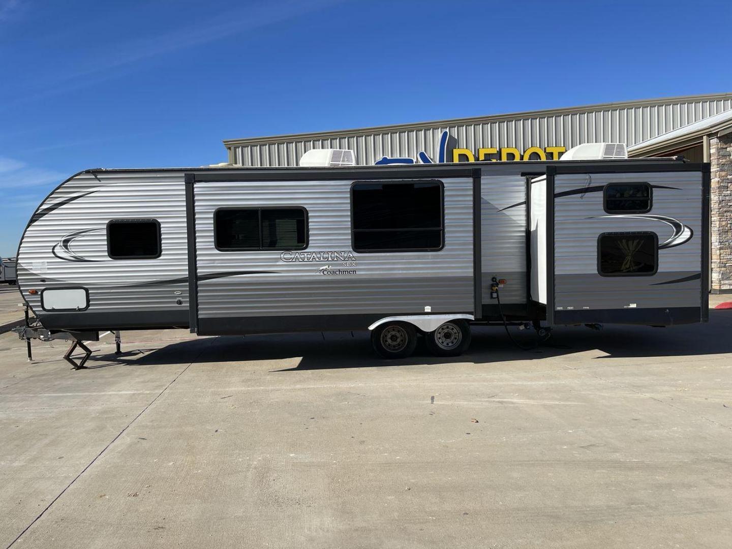 2016 GRAY CATALINA 321BHDSCK (5ZT2CAXBXGT) , Length: 35.83 ft. | Dry Weight: 7,690 lbs | Gross Weight: 9,500 lbs | Slides: 2 transmission, located at 4319 N Main Street, Cleburne, TX, 76033, (817) 221-0660, 32.435829, -97.384178 - This 2016 Catalina Travel Trailer boasts dimensions of just under 36 feet in length and 8 feet in width, with a GVWR of 9,500 lbs and a hitch weight of 790 lbs. Equipped with automatic heating and cooling capabilities rated at 30,000 and 13,500 BTUs, respectively, it ensures optimal temperature cont - Photo#22