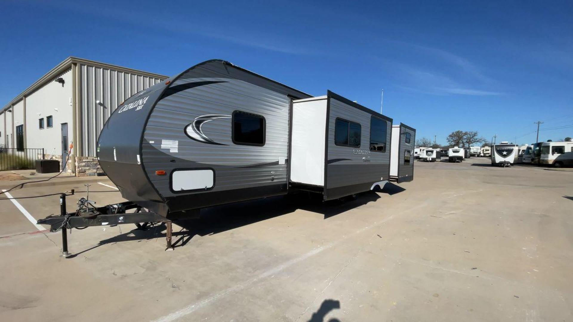 2016 GRAY CATALINA 321BHDSCK (5ZT2CAXBXGT) , Length: 35.83 ft. | Dry Weight: 7,690 lbs | Gross Weight: 9,500 lbs | Slides: 2 transmission, located at 4319 N Main Street, Cleburne, TX, 76033, (817) 221-0660, 32.435829, -97.384178 - This 2016 Catalina Travel Trailer boasts dimensions of just under 36 feet in length and 8 feet in width, with a GVWR of 9,500 lbs and a hitch weight of 790 lbs. Equipped with automatic heating and cooling capabilities rated at 30,000 and 13,500 BTUs, respectively, it ensures optimal temperature cont - Photo#5