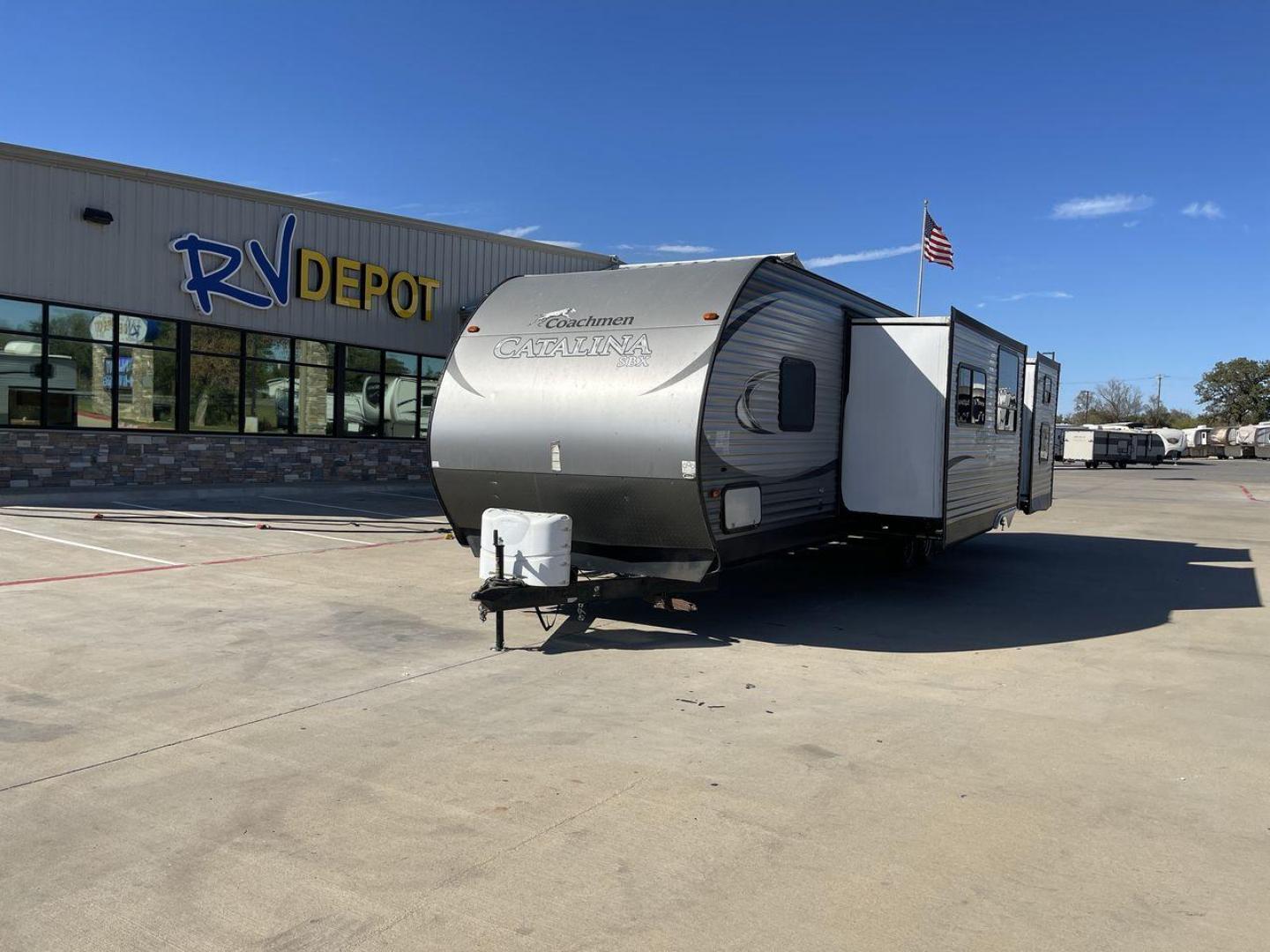 2016 GRAY CATALINA 321BHDSCK (5ZT2CAXBXGT) , Length: 35.83 ft. | Dry Weight: 7,690 lbs | Gross Weight: 9,500 lbs | Slides: 2 transmission, located at 4319 N Main Street, Cleburne, TX, 76033, (817) 221-0660, 32.435829, -97.384178 - This 2016 Catalina Travel Trailer boasts dimensions of just under 36 feet in length and 8 feet in width, with a GVWR of 9,500 lbs and a hitch weight of 790 lbs. Equipped with automatic heating and cooling capabilities rated at 30,000 and 13,500 BTUs, respectively, it ensures optimal temperature cont - Photo#0