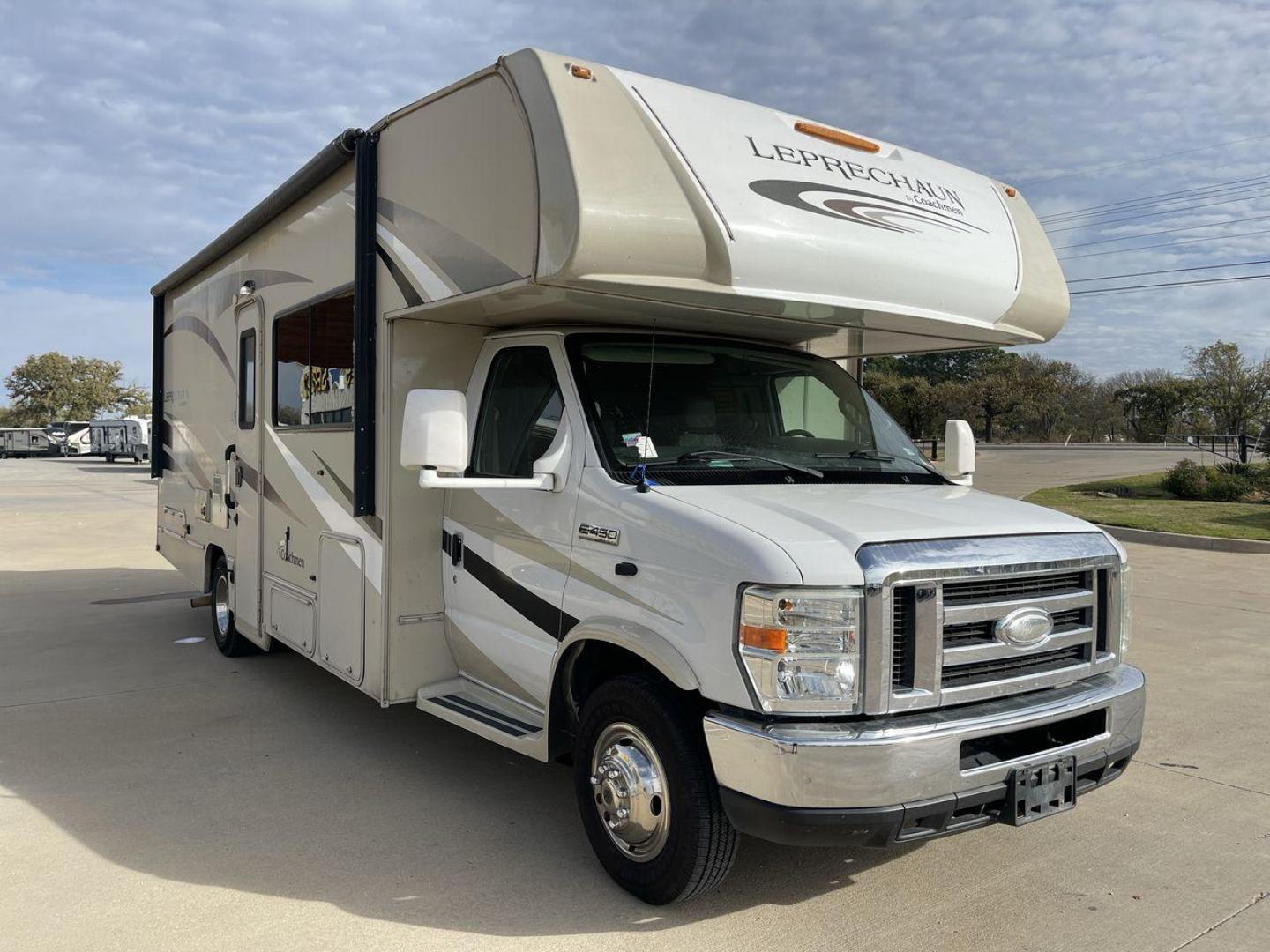 2016 COACHMEN LEPRECHAUN 260DS (1FDXE4FS5GD) , Length: 27.42 ft. | Dry Weight: 11,450 lbs. | Gross Weight: 14,500 lbs. | Slides: 2 transmission, located at 4319 N Main Street, Cleburne, TX, 76033, (817) 221-0660, 32.435829, -97.384178 - The 2016 Coachmen Leprechaun 260DS RV has an attractive exterior design, with a length of 27.42 feet. The vehicle's body is finished in beige with stylish brown and cream graphics running along the sides, with the "Leprechaun" branding prominently displayed up front. The front cab section has a clas - Photo#0