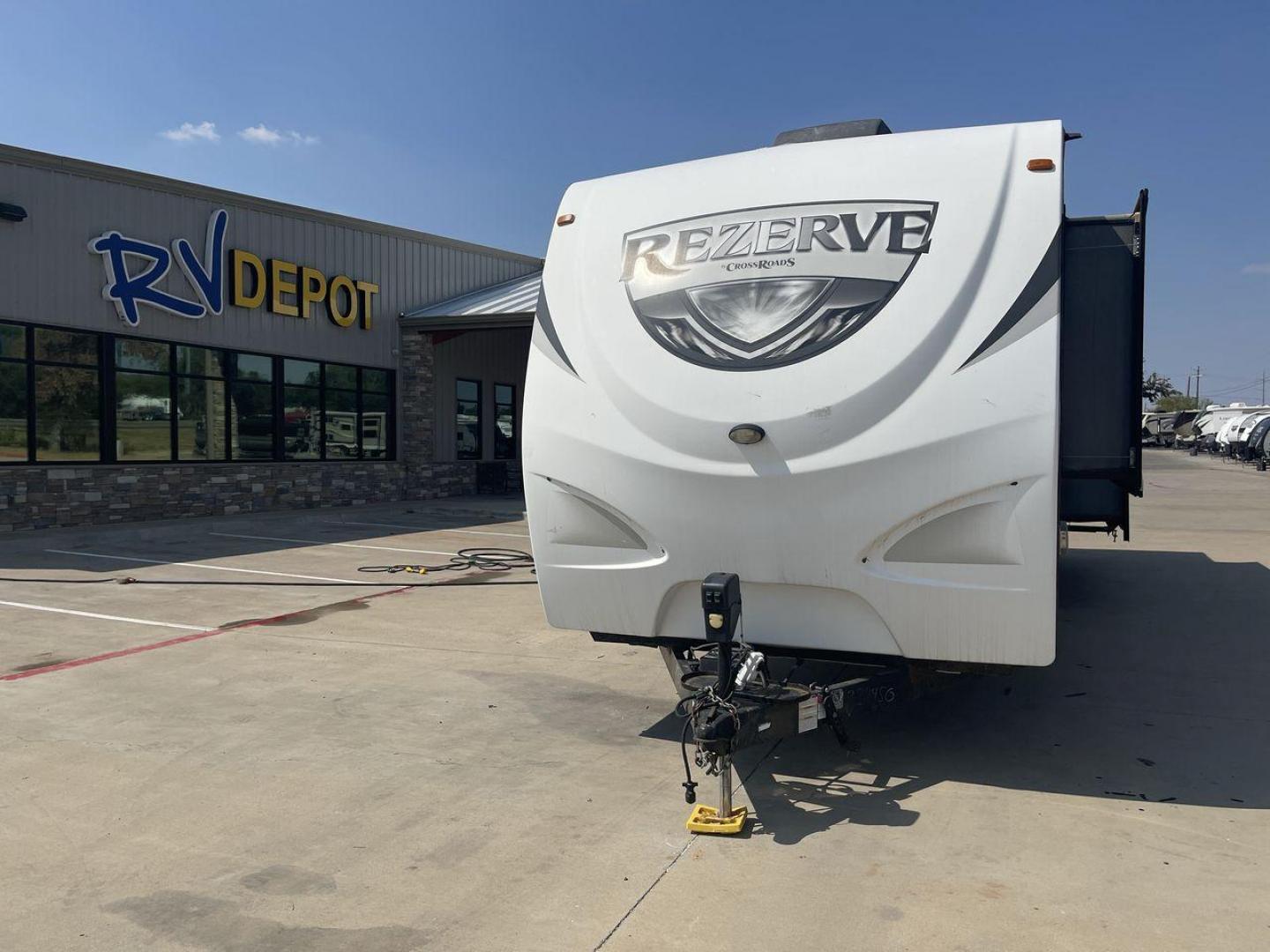 2016 BEIGE CROSSROADS REZERVE 33RL - (4V0TC3320GB) , Length: 36.67 ft. | Dry Weight: 8,073 lbs. | Gross Weight: 11,154 lbs. | Slides: 3 transmission, located at 4319 N Main Street, Cleburne, TX, 76033, (817) 221-0660, 32.435829, -97.384178 - Photo#0