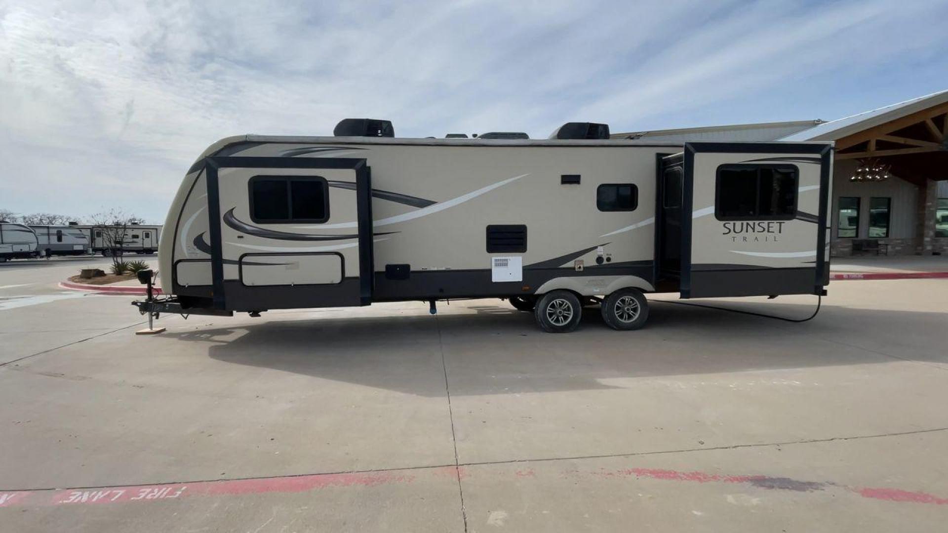 2016 BLACK CROSSROAD SUNSET TRAIL 32RE (4V0TC3226GE) , Length: 36.67 ft. | Dry Weight: 7,749 lbs. | Gross Weight: 9,728 lbs. | Slides: 3 transmission, located at 4319 N Main Street, Cleburne, TX, 76033, (817) 221-0660, 32.435829, -97.384178 - This 2016 Crossroad Sunset Trail 32RE measures in at 36.67 ft. It has a dry weight of 7,749 lbs. and a GVWR of 9,728 lbs. With 3 slides, this travel trailer is extremely spacious and comfortable! Inside, you will find a homey combined living and kitchen area with an entertainment center and booth-st - Photo#6