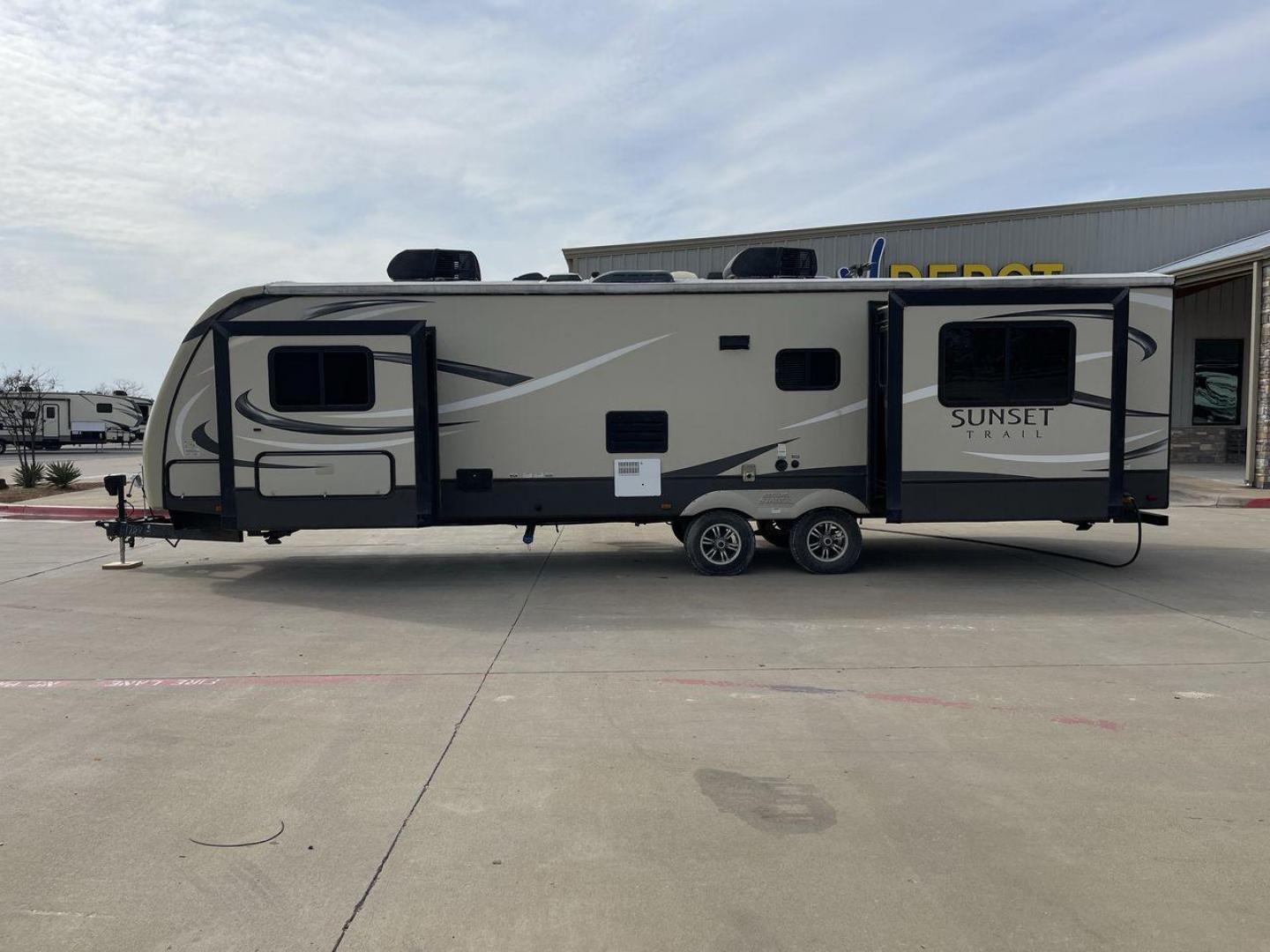 2016 BLACK CROSSROAD SUNSET TRAIL 32RE (4V0TC3226GE) , Length: 36.67 ft. | Dry Weight: 7,749 lbs. | Gross Weight: 9,728 lbs. | Slides: 3 transmission, located at 4319 N Main Street, Cleburne, TX, 76033, (817) 221-0660, 32.435829, -97.384178 - This 2016 Crossroad Sunset Trail 32RE measures in at 36.67 ft. It has a dry weight of 7,749 lbs. and a GVWR of 9,728 lbs. With 3 slides, this travel trailer is extremely spacious and comfortable! Inside, you will find a homey combined living and kitchen area with an entertainment center and booth-st - Photo#23