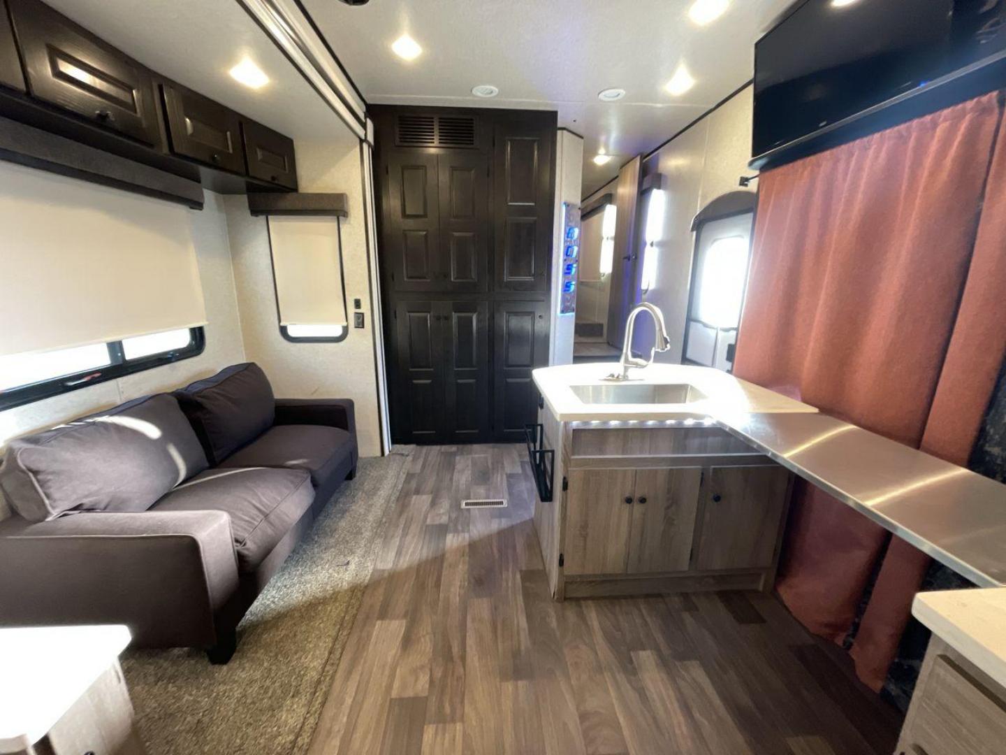 2016 CRUISER RV BOSS 4290 (5RXFJ4530G1) , Length: 46 ft. | Dry Weight: 14,835 lbs. | Slides: 2 transmission, located at 4319 N Main Street, Cleburne, TX, 76033, (817) 221-0660, 32.435829, -97.384178 - The 2016 Cruiser RV Boss 4290 Recreational is a remarkable toy hauler designed for a premium travel experience. With a length of 46 feet, this model offers two slide-outs, providing an expansive and well-designed interior. It features a luxurious master bedroom with a king-size bed, and the spaciou - Photo#10