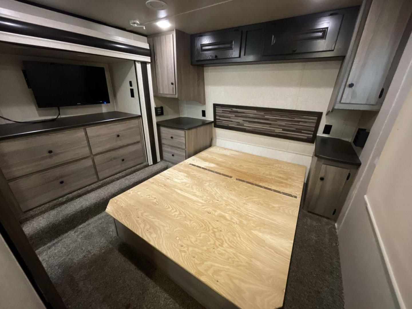 2016 CRUISER RV BOSS 4290 (5RXFJ4530G1) , Length: 46 ft. | Dry Weight: 14,835 lbs. | Slides: 2 transmission, located at 4319 N Main Street, Cleburne, TX, 76033, (817) 221-0660, 32.435829, -97.384178 - The 2016 Cruiser RV Boss 4290 Recreational is a remarkable toy hauler designed for a premium travel experience. With a length of 46 feet, this model offers two slide-outs, providing an expansive and well-designed interior. It features a luxurious master bedroom with a king-size bed, and the spaciou - Photo#16