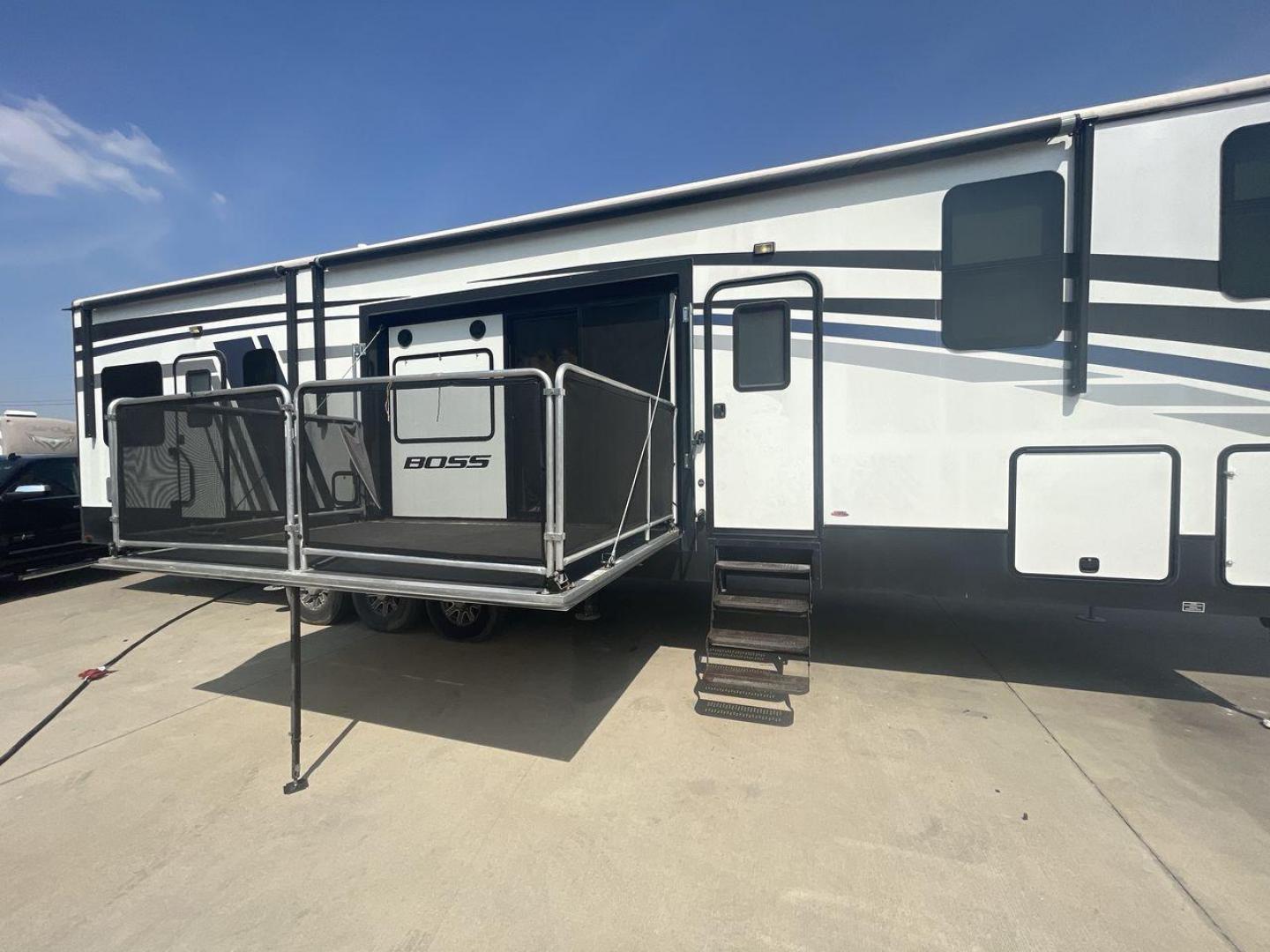 2016 CRUISER RV BOSS 4290 (5RXFJ4530G1) , Length: 46 ft. | Dry Weight: 14,835 lbs. | Slides: 2 transmission, located at 4319 N Main Street, Cleburne, TX, 76033, (817) 221-0660, 32.435829, -97.384178 - The 2016 Cruiser RV Boss 4290 Recreational is a remarkable toy hauler designed for a premium travel experience. With a length of 46 feet, this model offers two slide-outs, providing an expansive and well-designed interior. It features a luxurious master bedroom with a king-size bed, and the spaciou - Photo#21