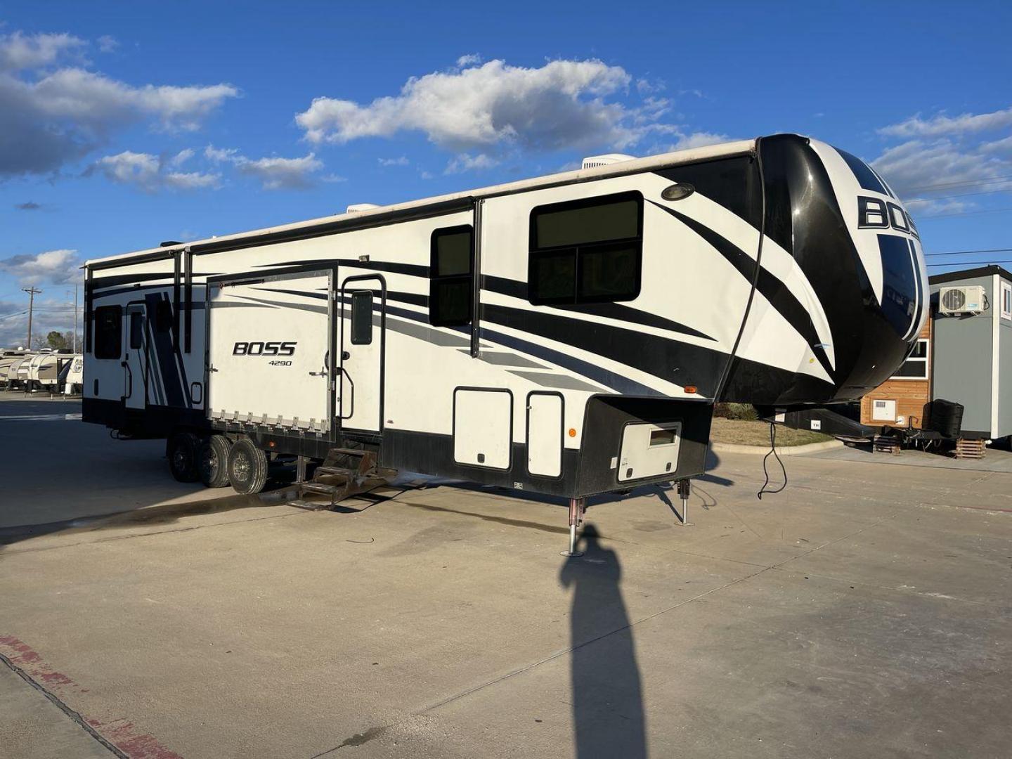 2016 CRUISER RV BOSS 4290 (5RXFJ4530G1) , Length: 46 ft. | Dry Weight: 14,835 lbs. | Slides: 2 transmission, located at 4319 N Main Street, Cleburne, TX, 76033, (817) 221-0660, 32.435829, -97.384178 - The 2016 Cruiser RV Boss 4290 Recreational is a remarkable toy hauler designed for a premium travel experience. With a length of 46 feet, this model offers two slide-outs, providing an expansive and well-designed interior. It features a luxurious master bedroom with a king-size bed, and the spaciou - Photo#27