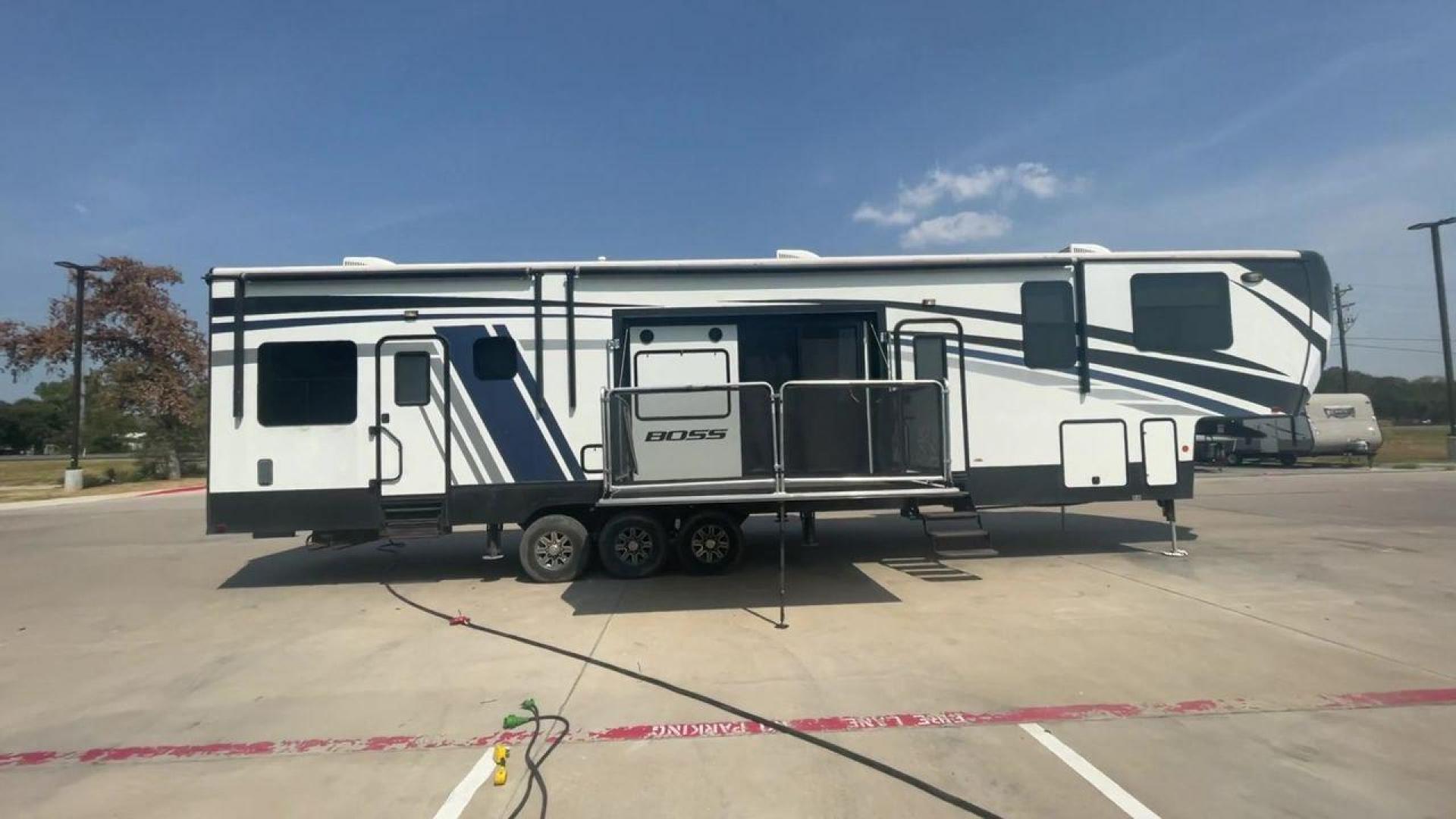 2016 CRUISER RV BOSS 4290 (5RXFJ4530G1) , Length: 46 ft. | Dry Weight: 14,835 lbs. | Slides: 2 transmission, located at 4319 N Main Street, Cleburne, TX, 76033, (817) 221-0660, 32.435829, -97.384178 - The 2016 Cruiser RV Boss 4290 Recreational is a remarkable toy hauler designed for a premium travel experience. With a length of 46 feet, this model offers two slide-outs, providing an expansive and well-designed interior. It features a luxurious master bedroom with a king-size bed, and the spaciou - Photo#2