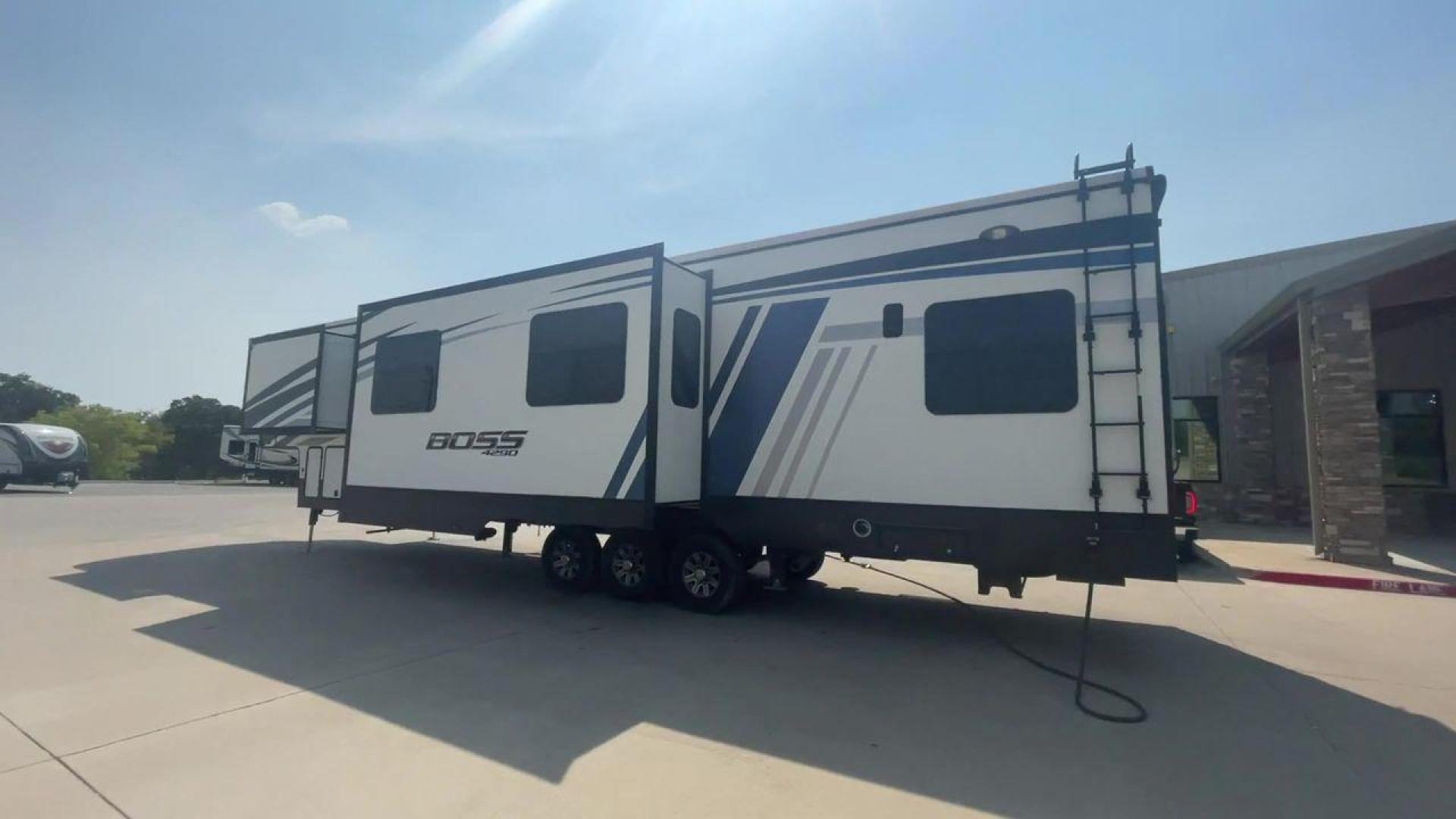 2016 CRUISER RV BOSS 4290 (5RXFJ4530G1) , Length: 46 ft. | Dry Weight: 14,835 lbs. | Slides: 2 transmission, located at 4319 N Main Street, Cleburne, TX, 76033, (817) 221-0660, 32.435829, -97.384178 - The 2016 Cruiser RV Boss 4290 Recreational is a remarkable toy hauler designed for a premium travel experience. With a length of 46 feet, this model offers two slide-outs, providing an expansive and well-designed interior. It features a luxurious master bedroom with a king-size bed, and the spaciou - Photo#7