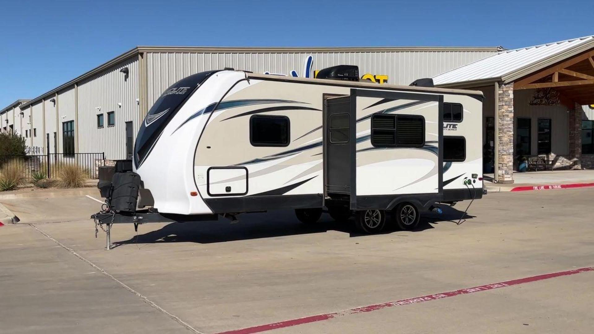 2016 DUTCHMEN AEROLITE 221BHSL (4YDT22121GP) , Length: 26.58 ft. | Dry Weight: 5,271 lbs. | Slides: 1 transmission, located at 4319 N Main Street, Cleburne, TX, 76033, (817) 221-0660, 32.435829, -97.384178 - Experience the 2016 Dutchmen Aerolite 221BHSL Travel Trailer, which offers the ideal balance of comfort and adaptability. This travel trailer provides a comfortable living area for your road trips and is ideal for both families and adventure seekers. This trailer measures 26.58 ft in length by 11.42 - Photo#5